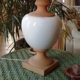Ensemble assorti lampe sur pied et deux cache-pots faience blanche et terre cuite
