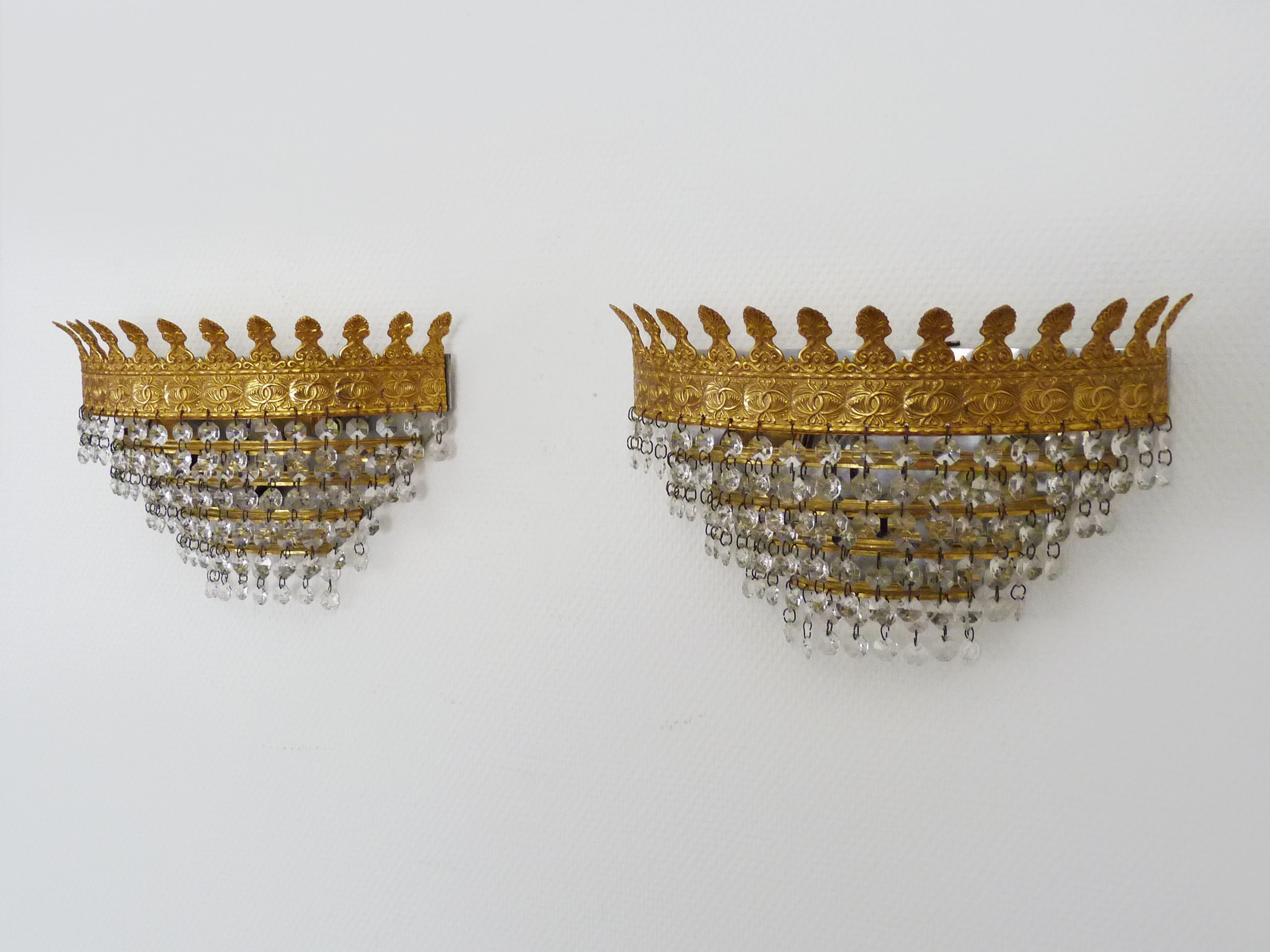Pair of vintage wall lamps double lights with glass and brass grapevines. Year 70 80