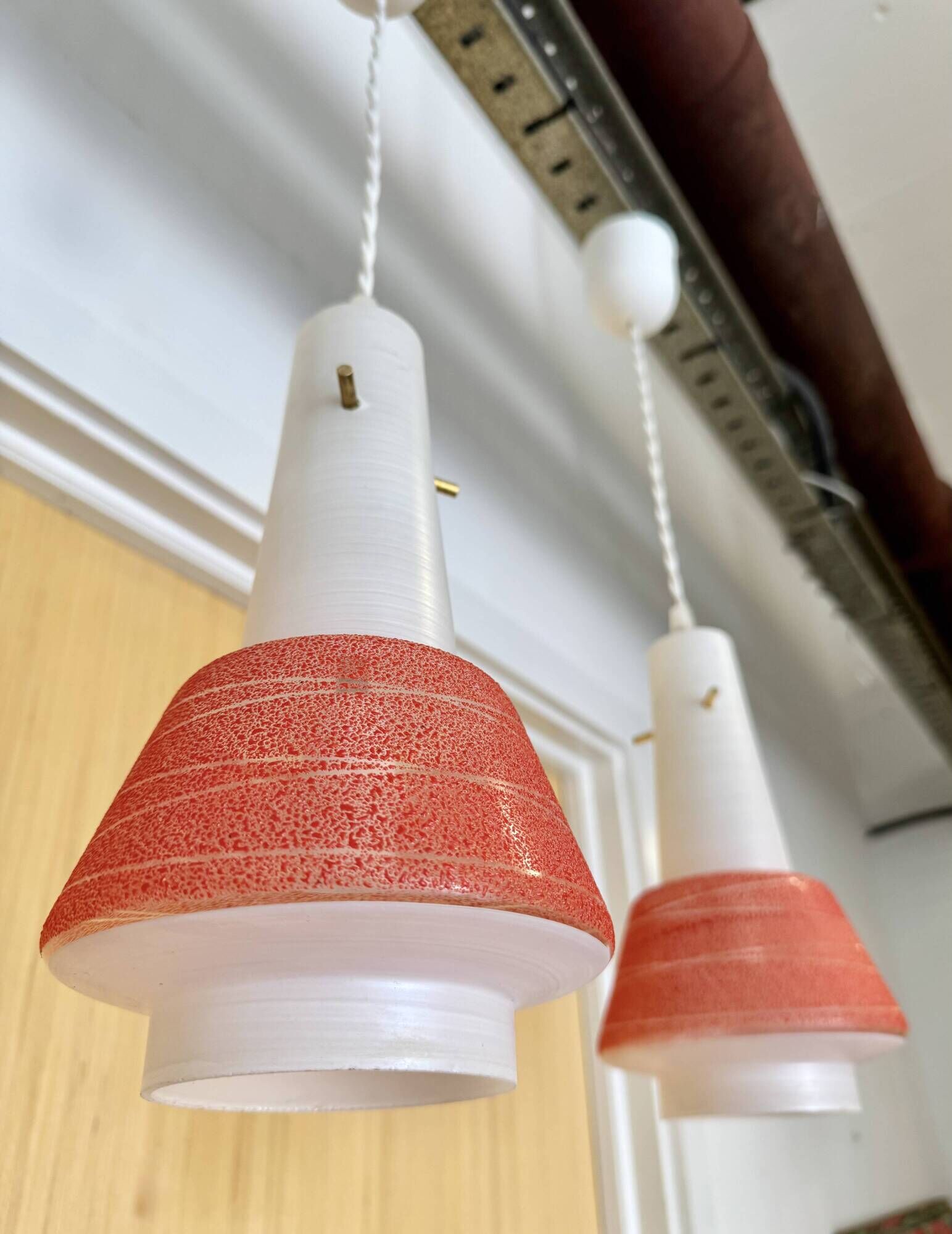 Paire de suspensions en verre opalin vintage style italien