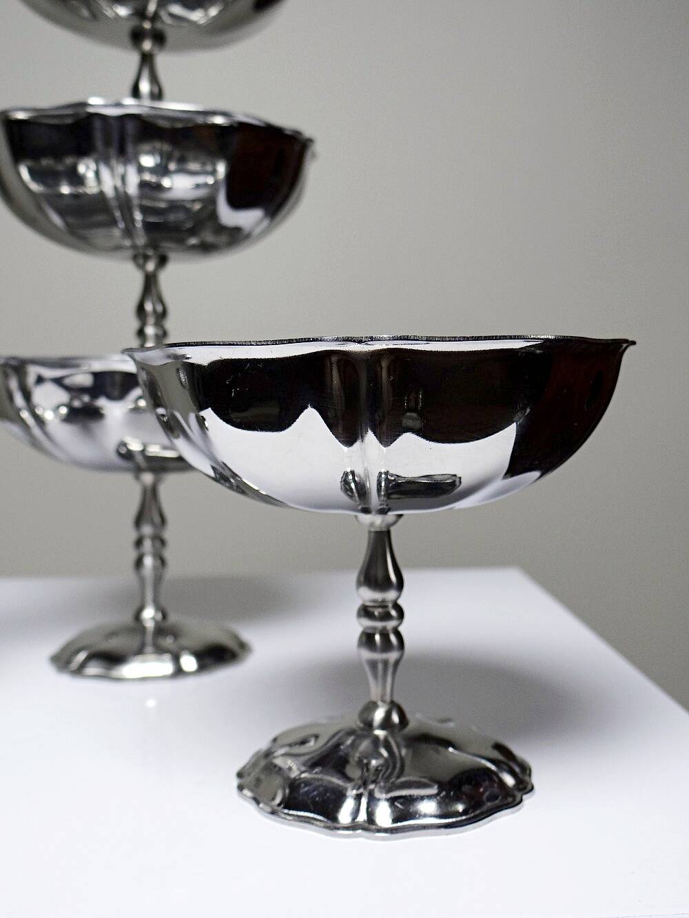 5 vintage-style bistro-style stainless steel dessert bowls on feet