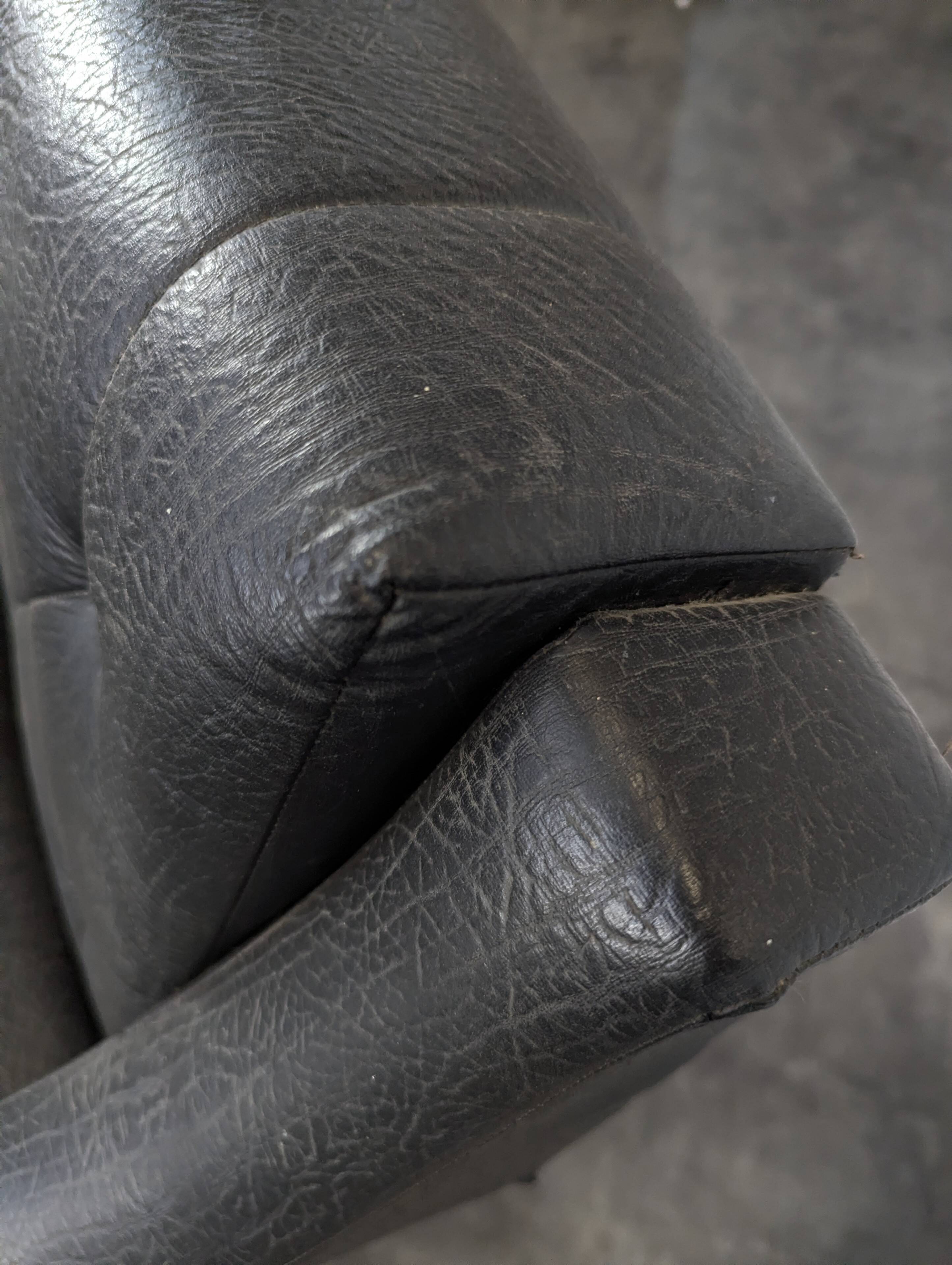 Paire de fauteuils design italien en skaï noir