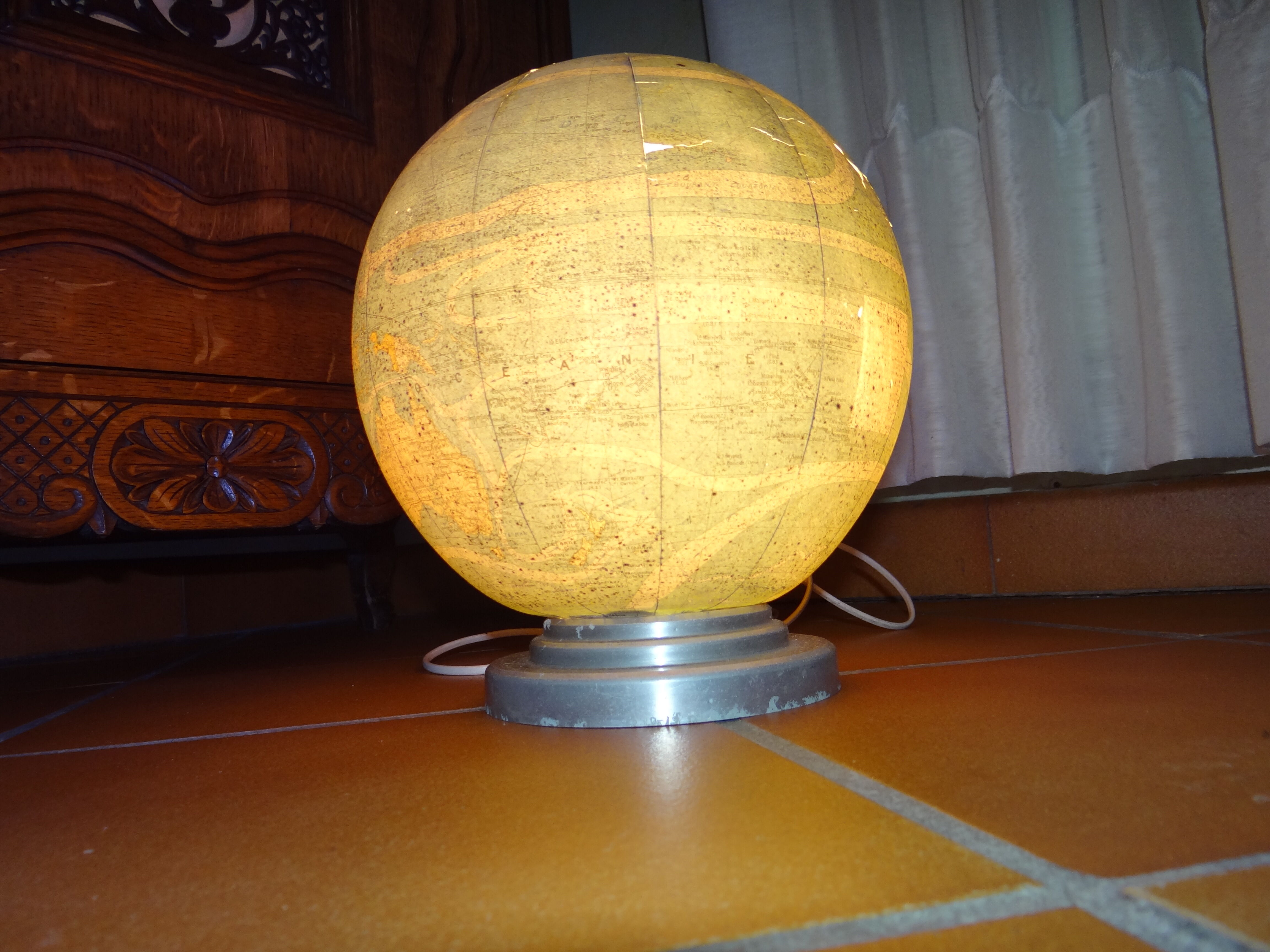 Perrina 1950 glass globe