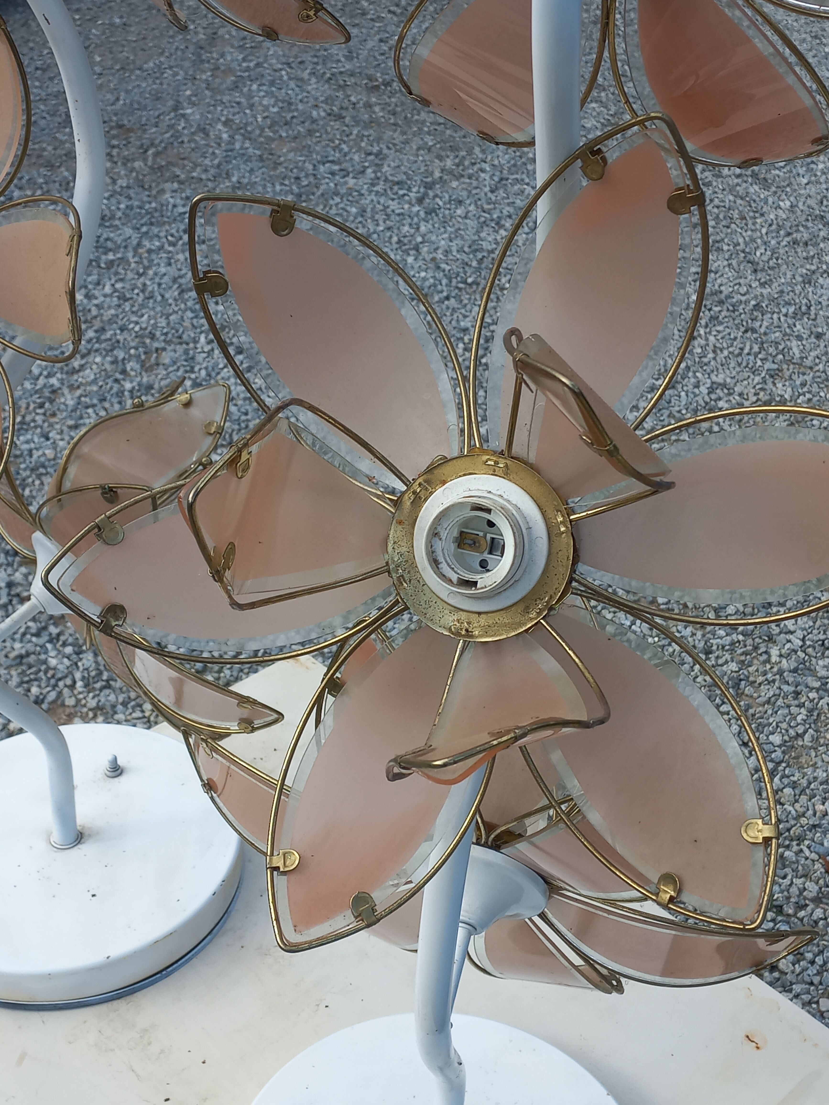 Paire de lampadaires des années 70 en métal laqué  fleurs en verre et métal doré