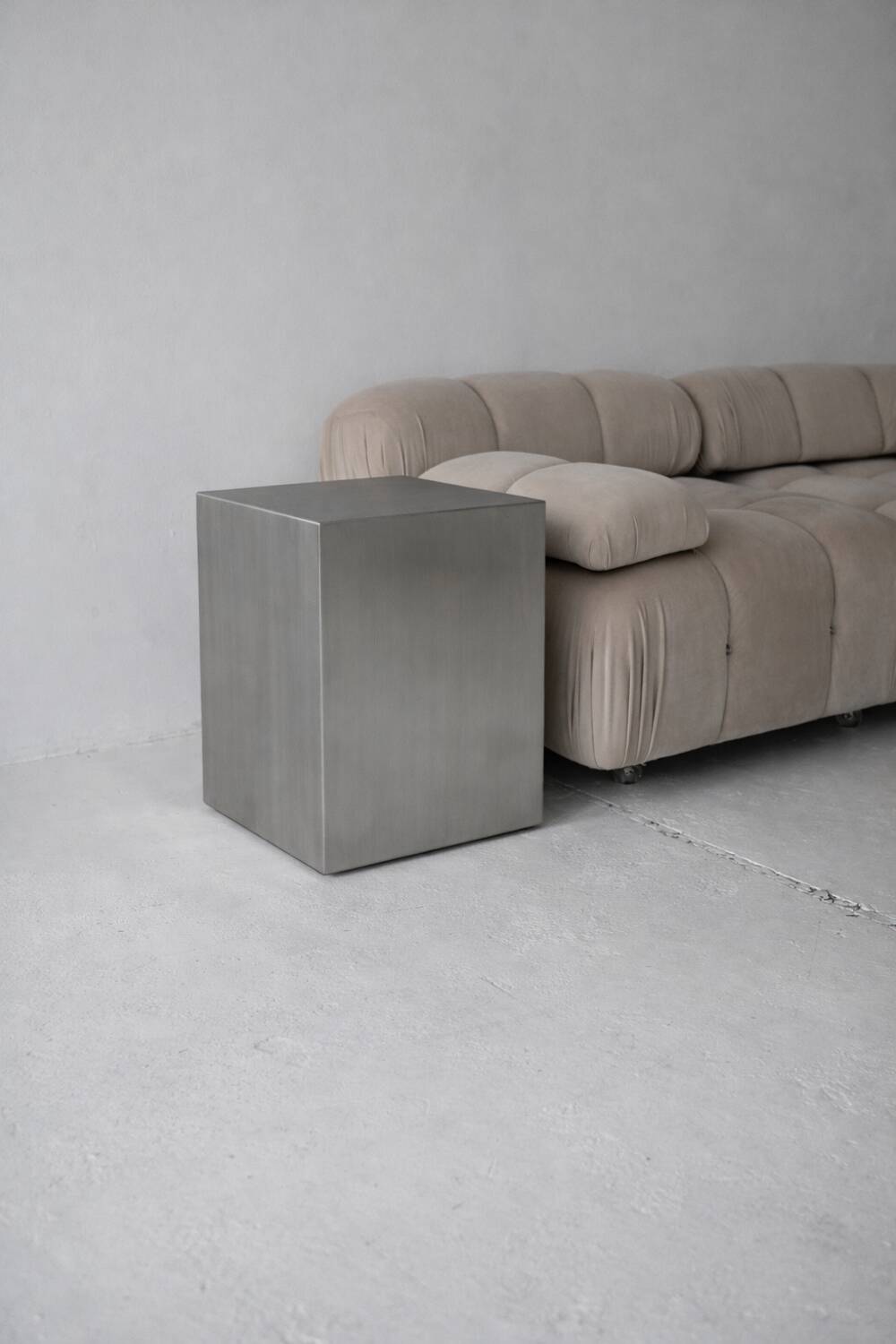 Table d'appoint Veliento "Silent Cube" en acier inoxydable brossé