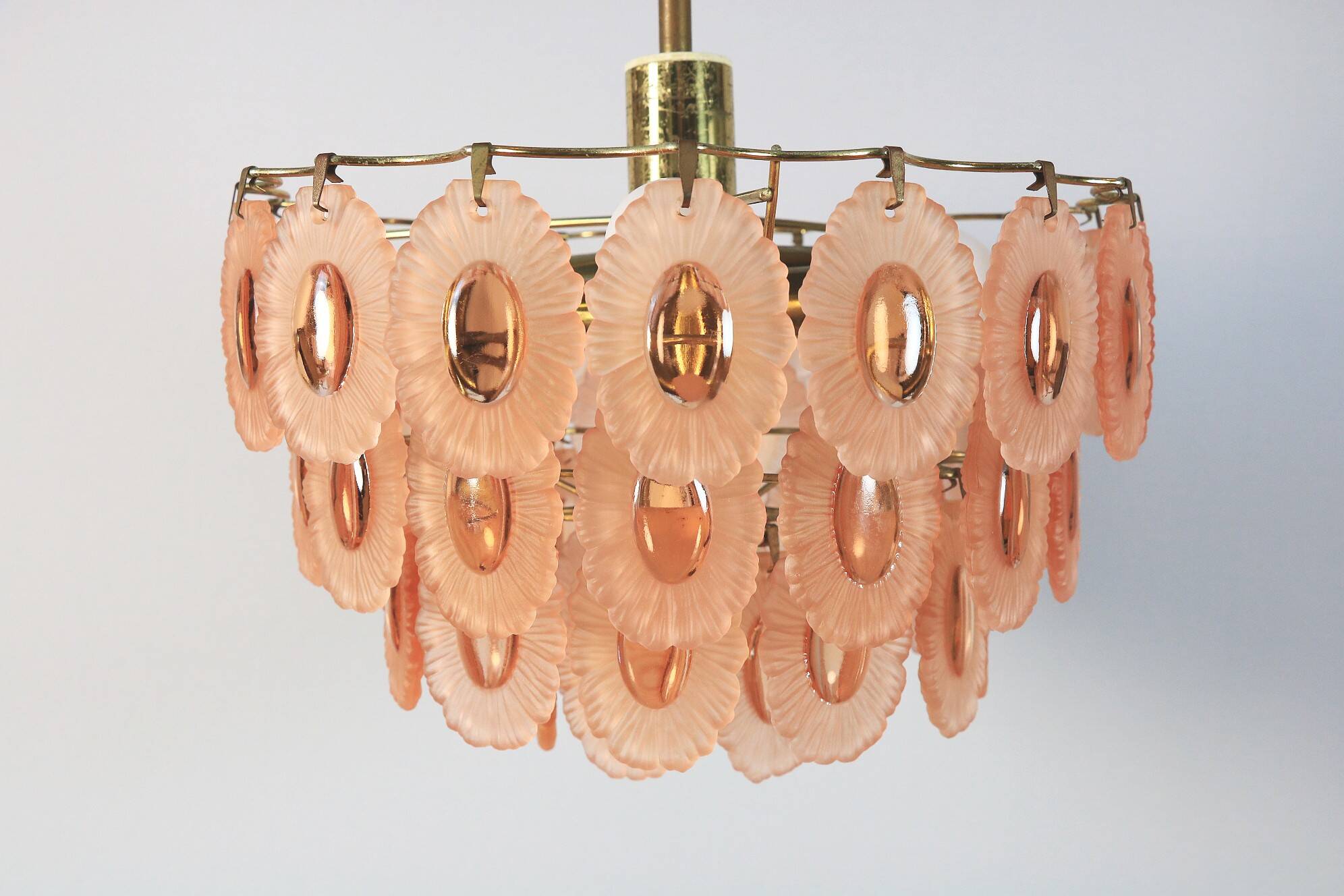 Chandelier vintage des années 70 avec 51 médaillons en verre rose, 37 cm