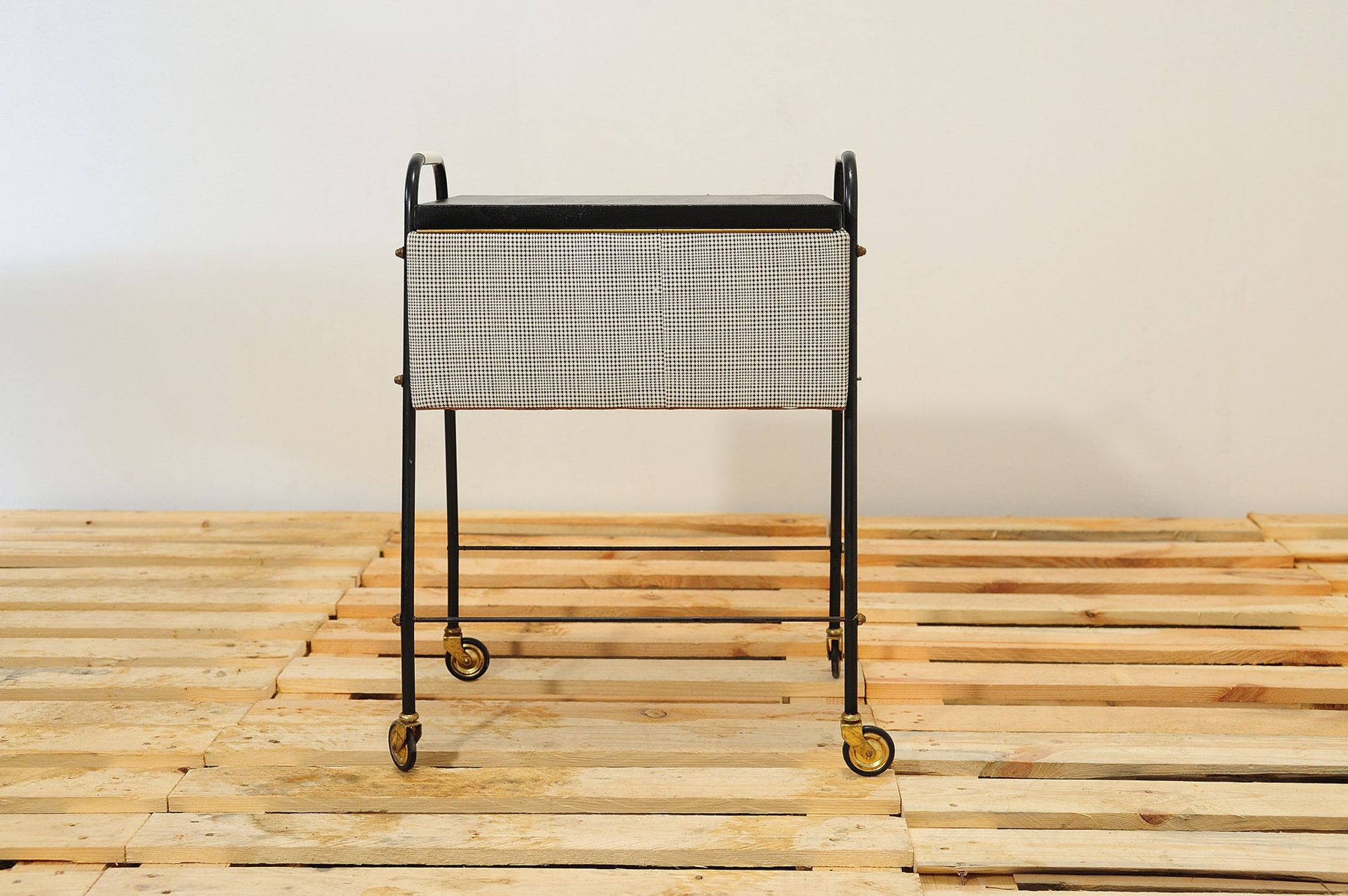 Table de couture allemand sur roulettes des années 1970