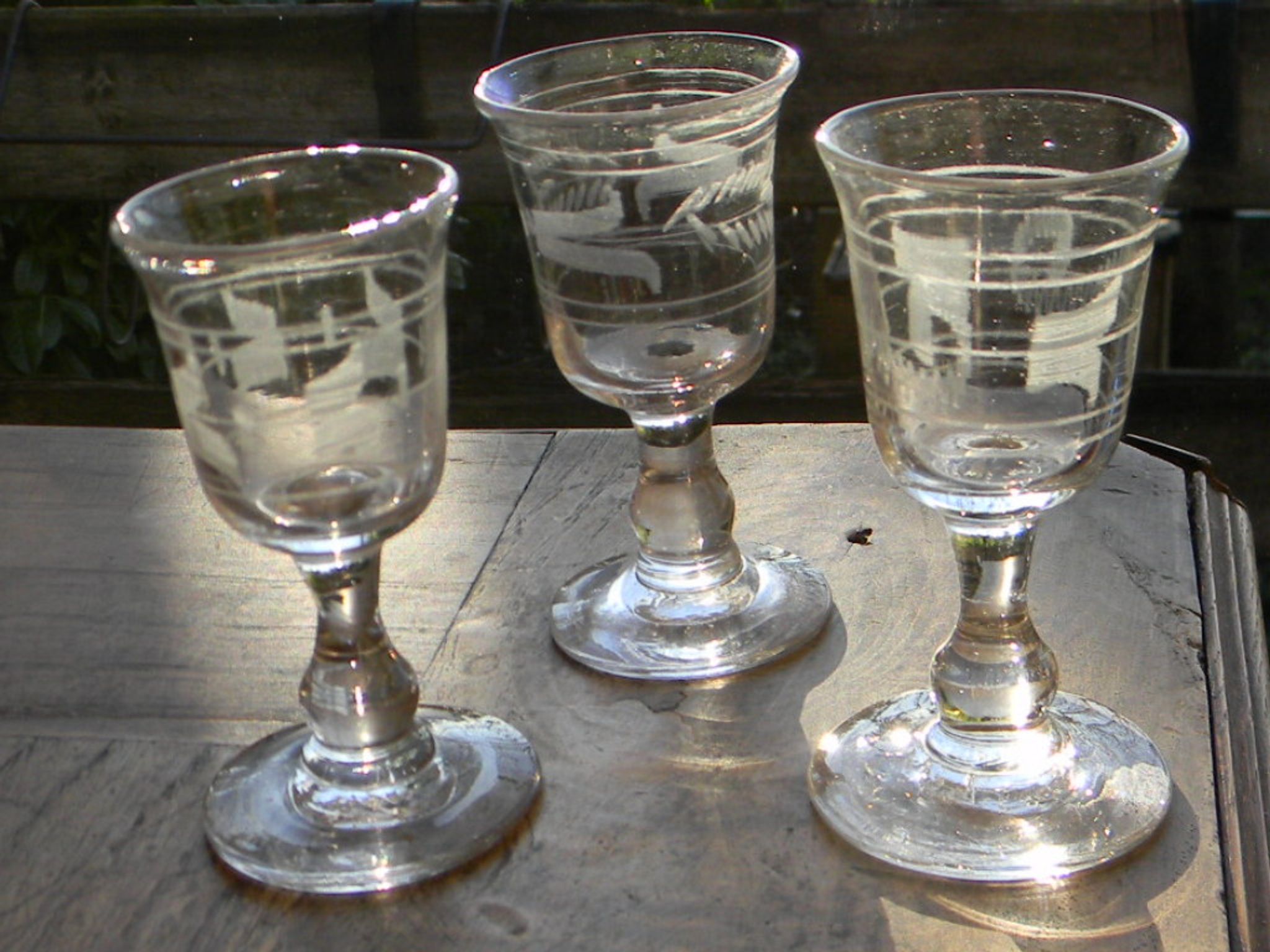 Set of 8 acid-engraved glass liquor glasses