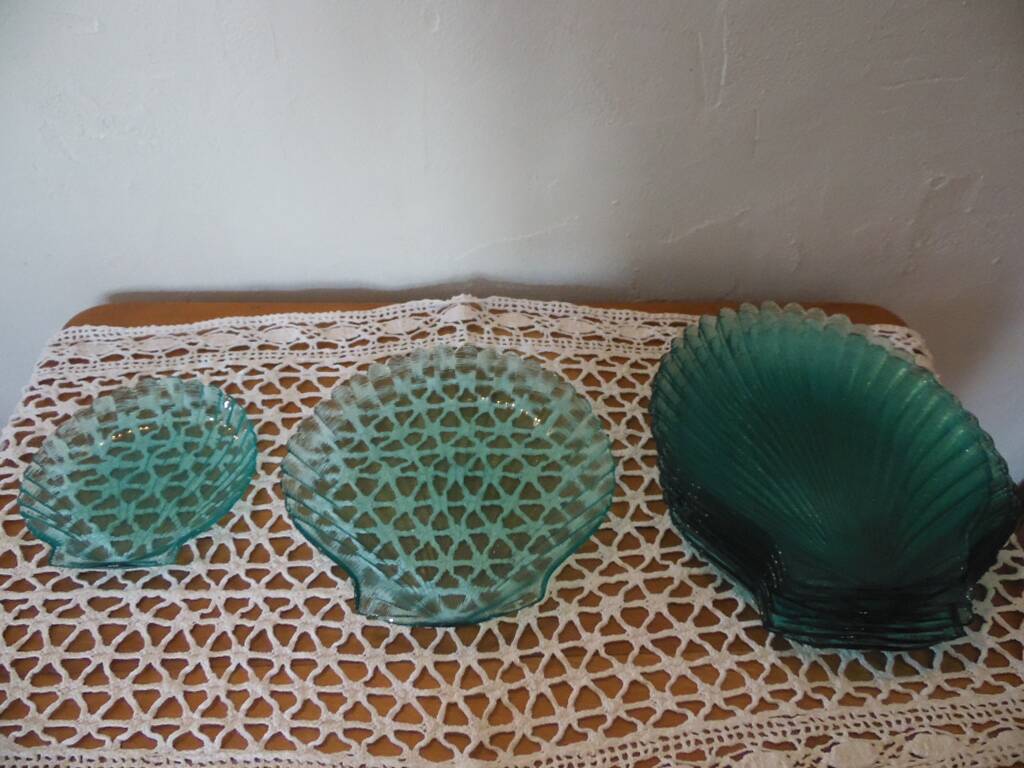 Set of 8 green glass shell plates +1 small