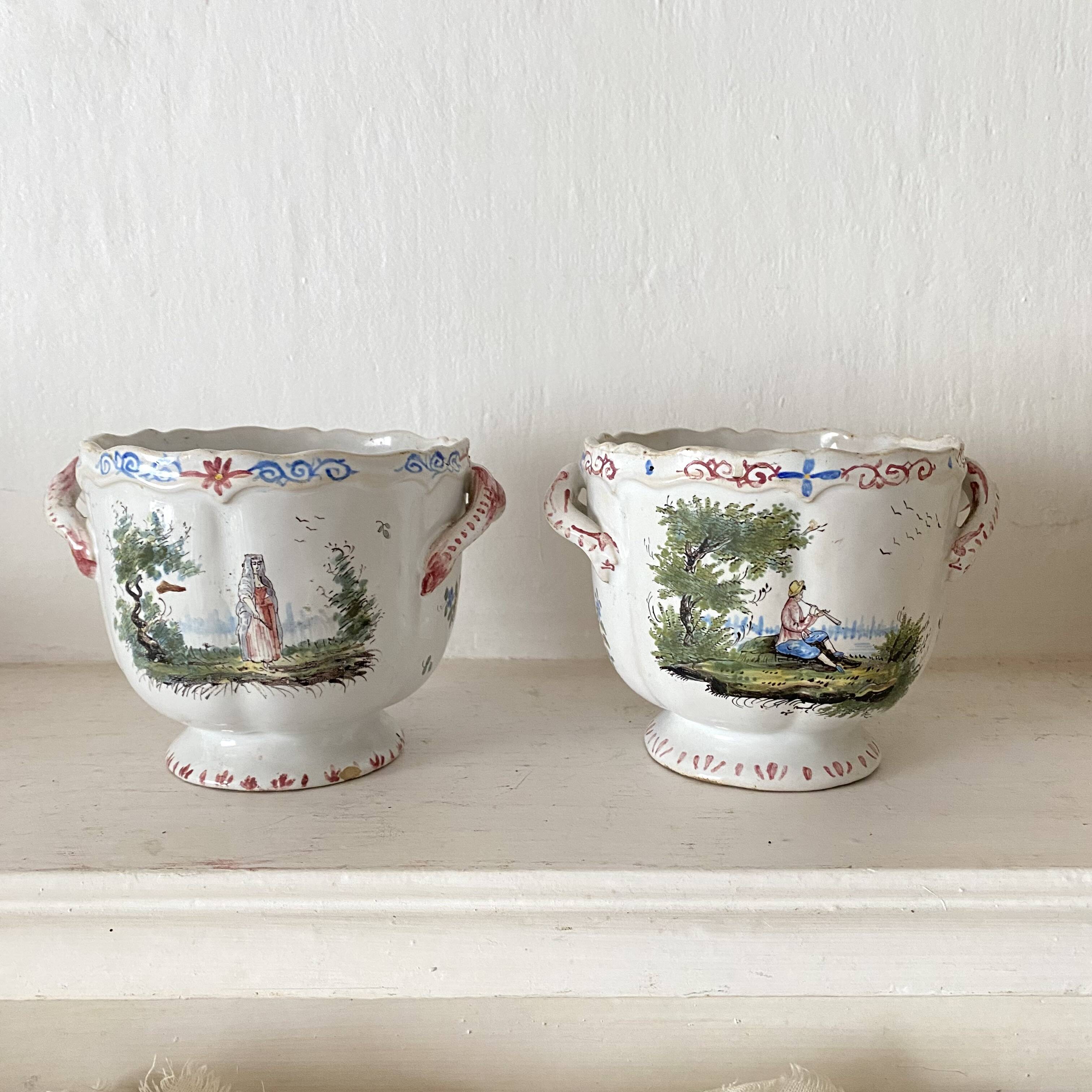 Paire de cache-pots anciens en faïence française , décor scènes champêtres