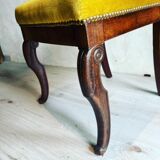 Chaise en noyer avec assise en velours moutarde
