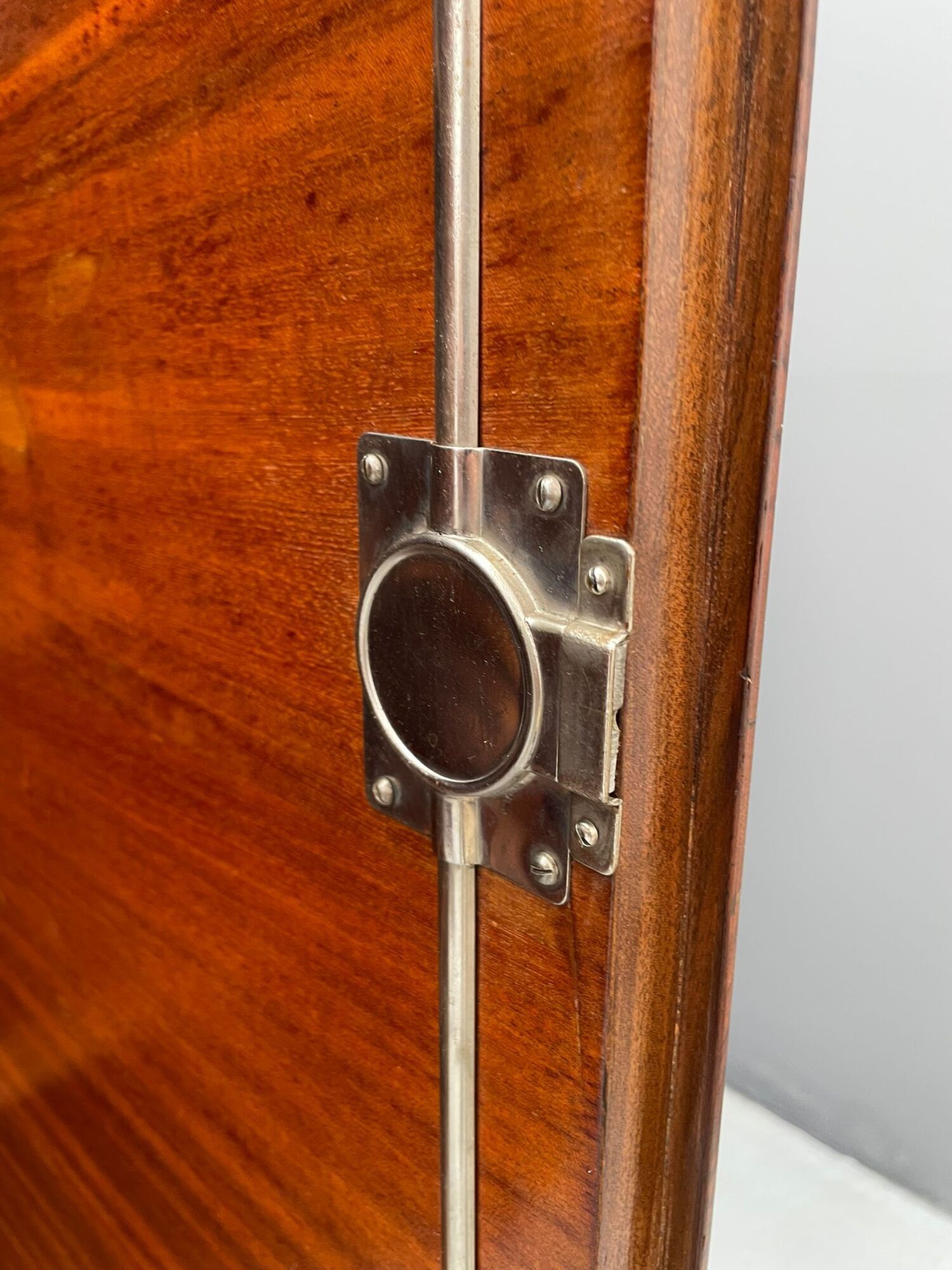 Armoire en placage de noyer restaurée d'influence Art Déco, années 1930