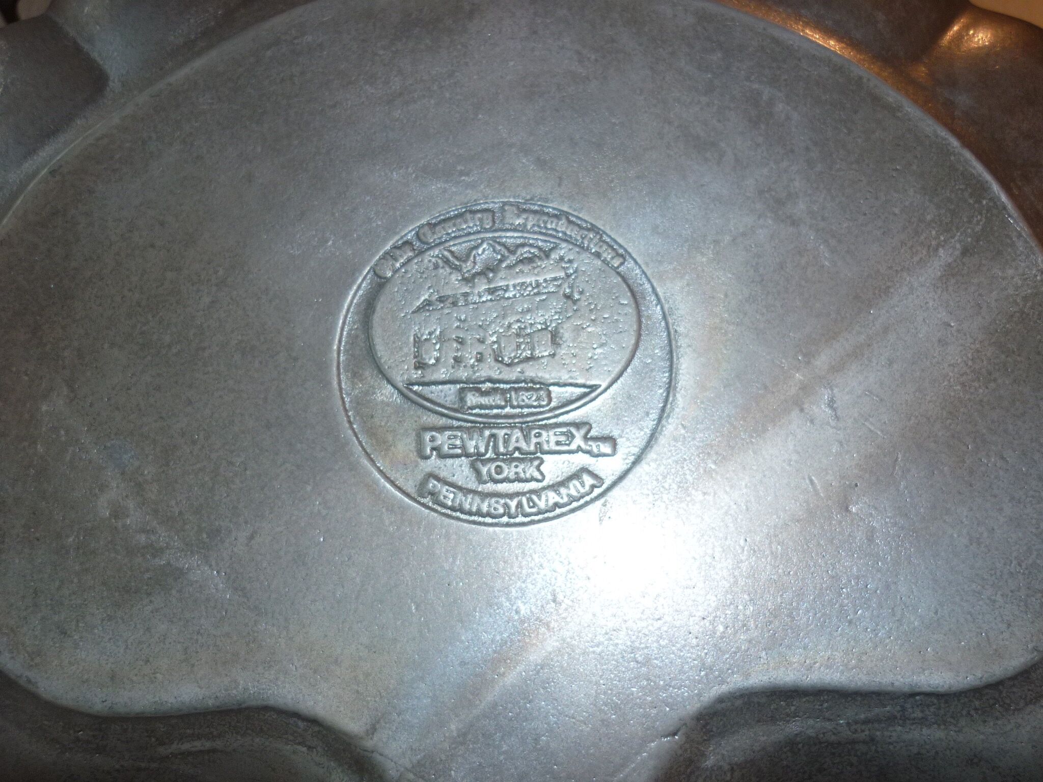 Dish pewtarex york pensilvania lobster scallops 1950