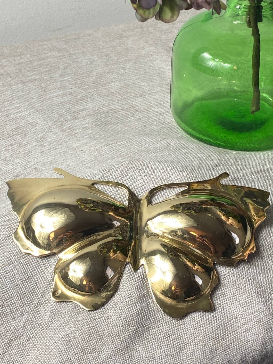 Butterfly-shaped brass pocket emptier
