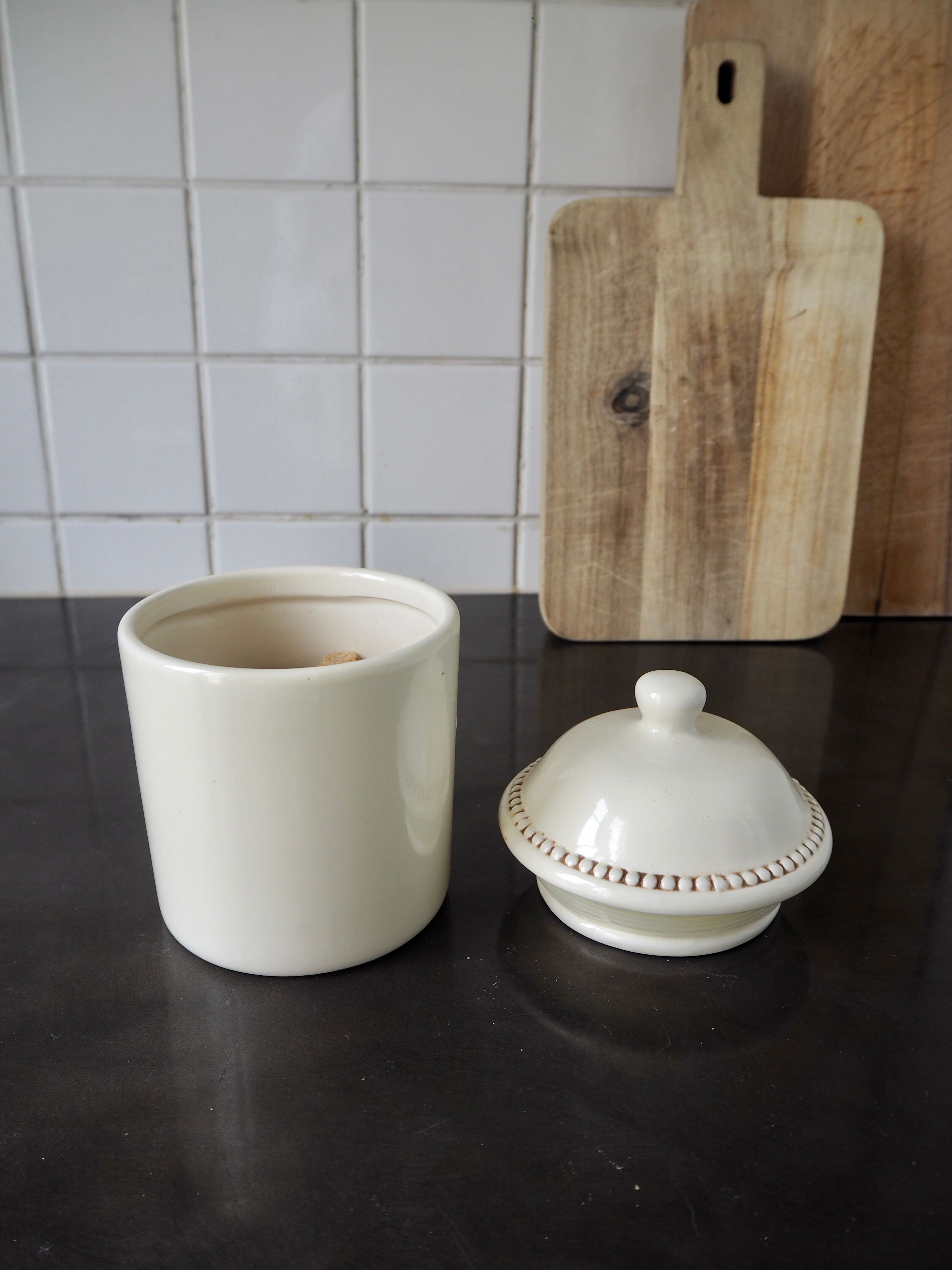 Ceramic pot with lid