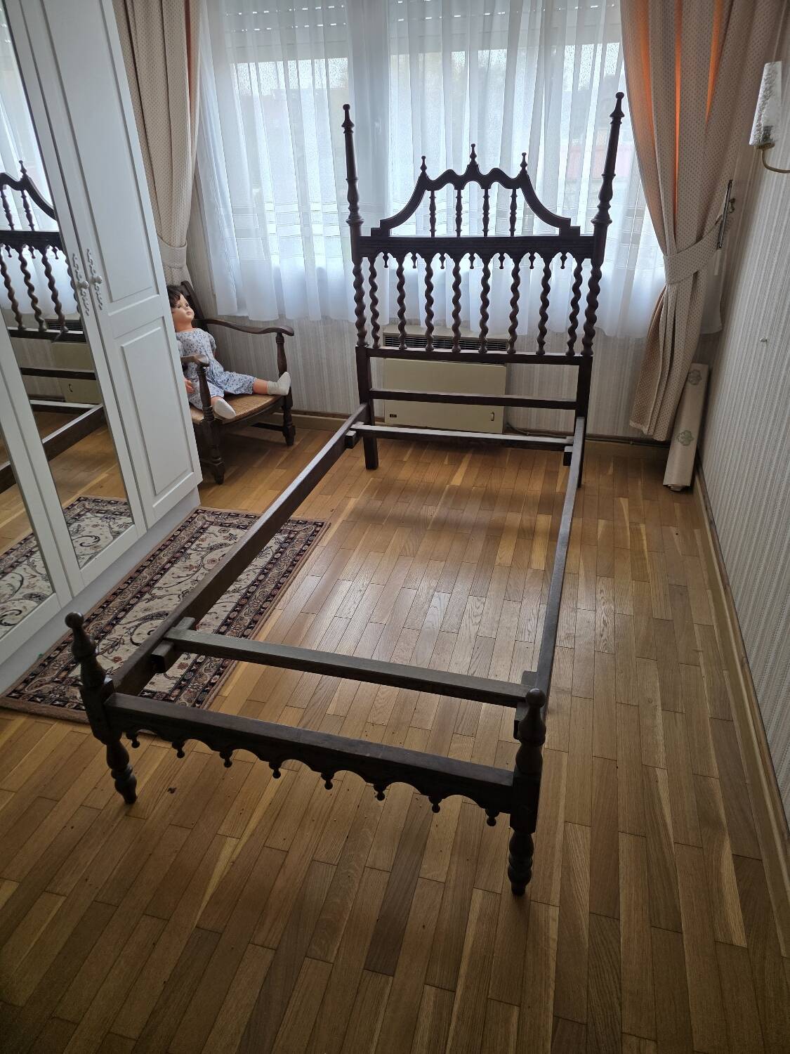 Paire de lits en bois sculpté