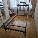 Paire de lits en bois sculpté