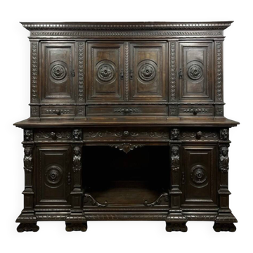Important Renaissance buffet in solid walnut.