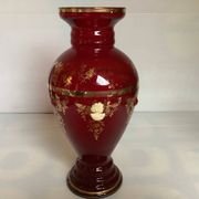 Vase camée et cabochons rouges en verre bordeaux