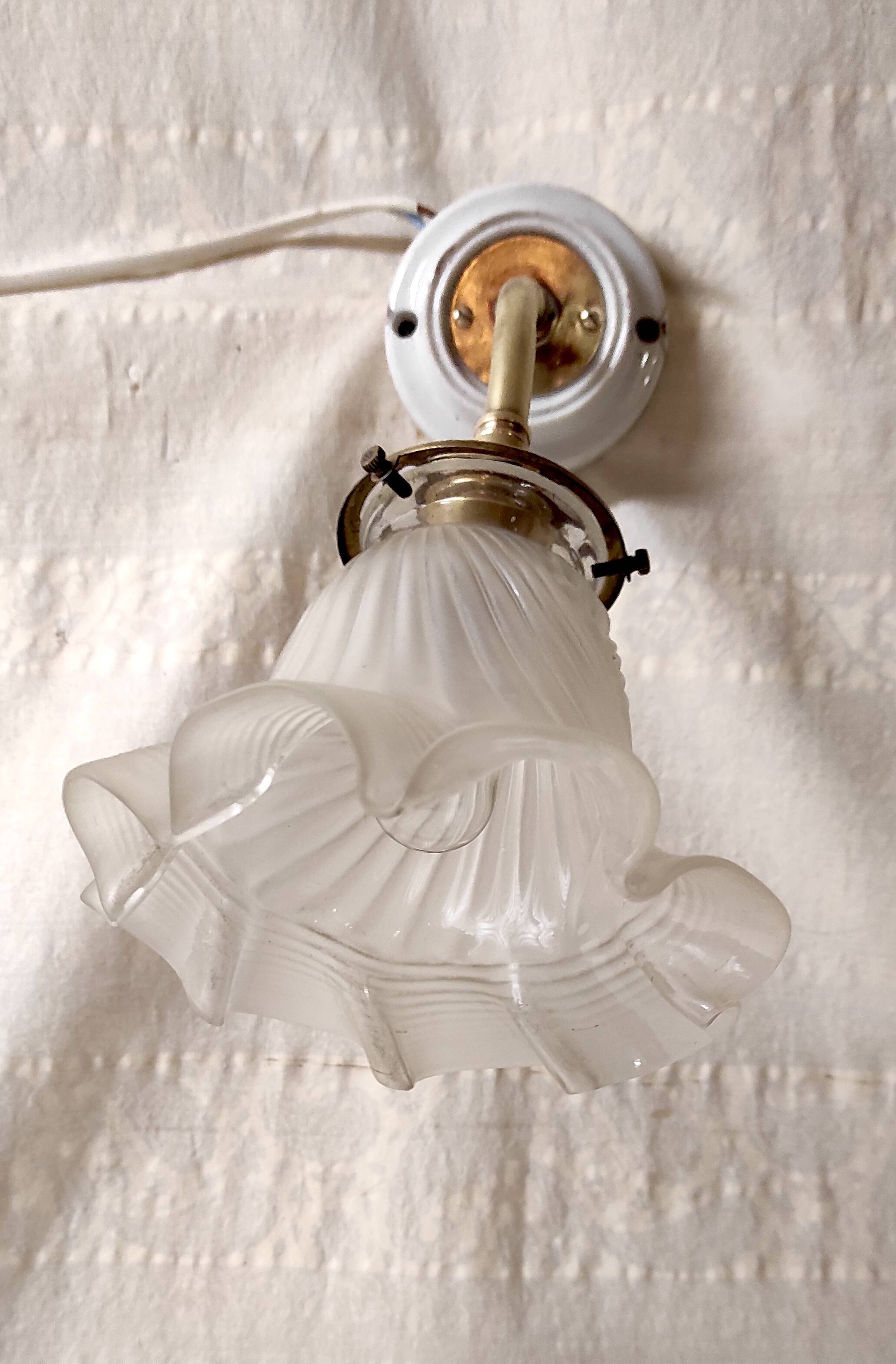 Art Deco wall sconce in porcelain, brass and crystal - early 20th century