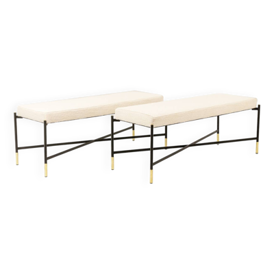 Paire de banquettes blanches, en métal laqué et doré. Années 2000.