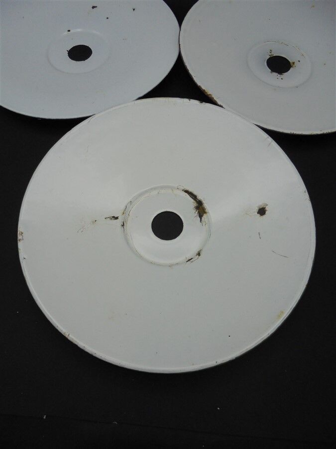 Trio of green suspensions in enamelled sheet metal