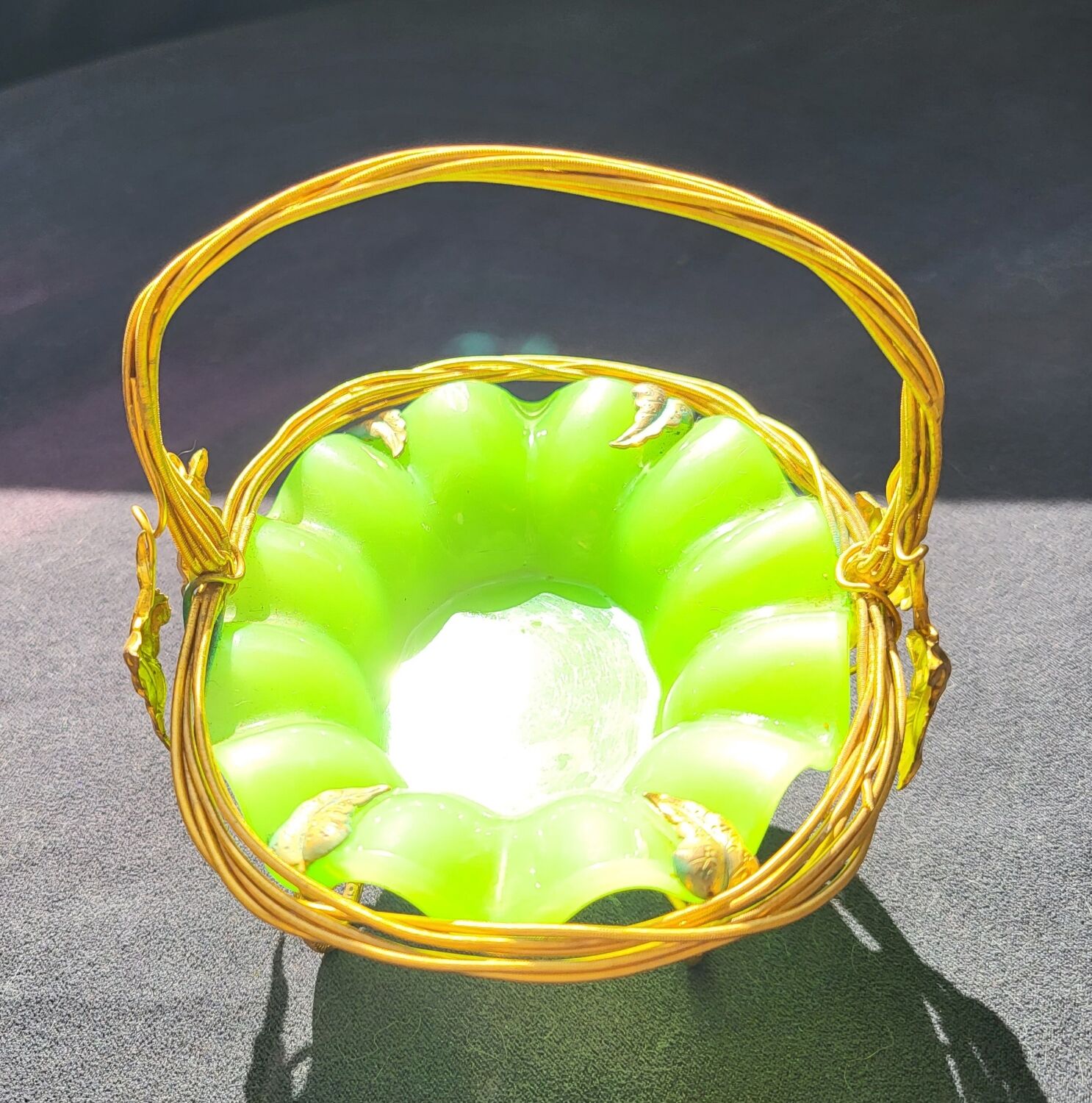 Empty pocket basket in green opaline (uranium/uraline)