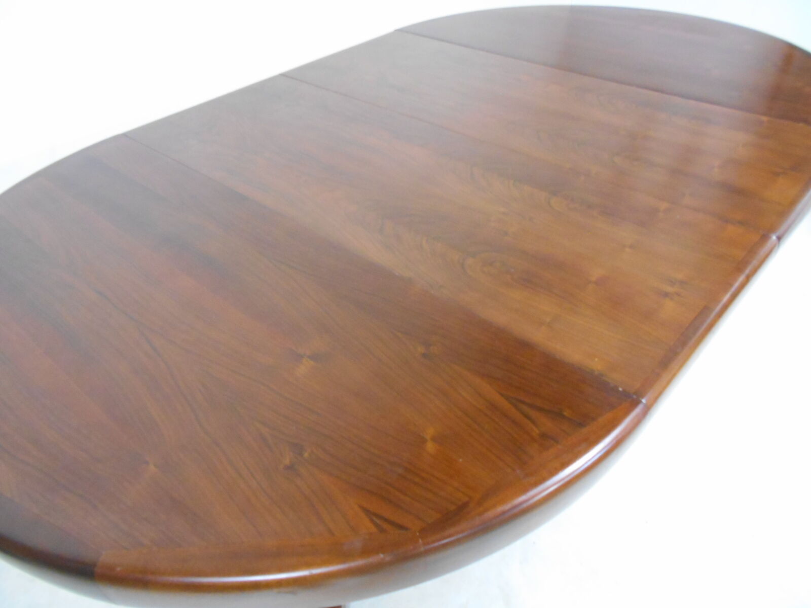 Expandable round teak table