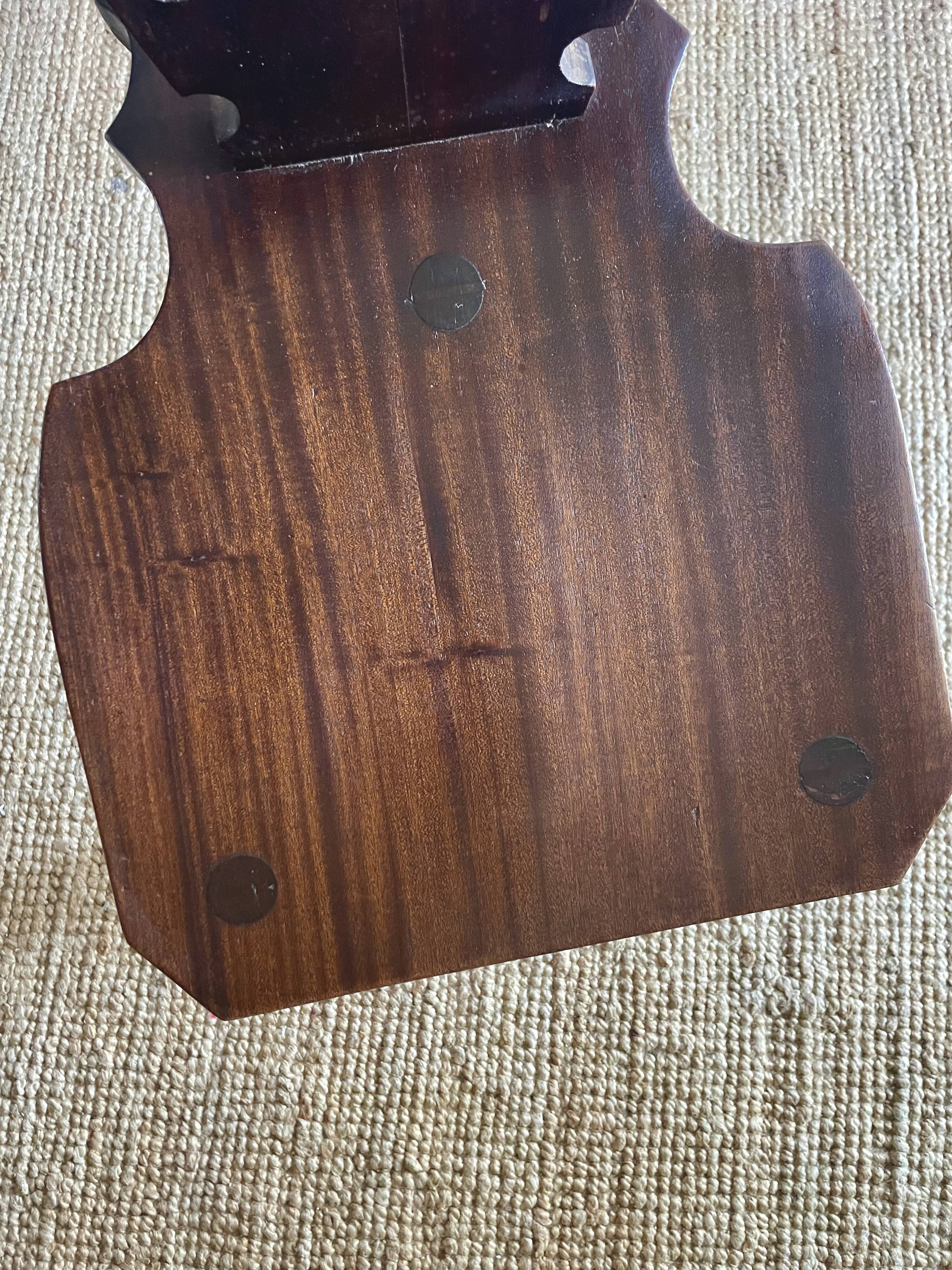 Tabouret tripode sculpté brutaliste vintage