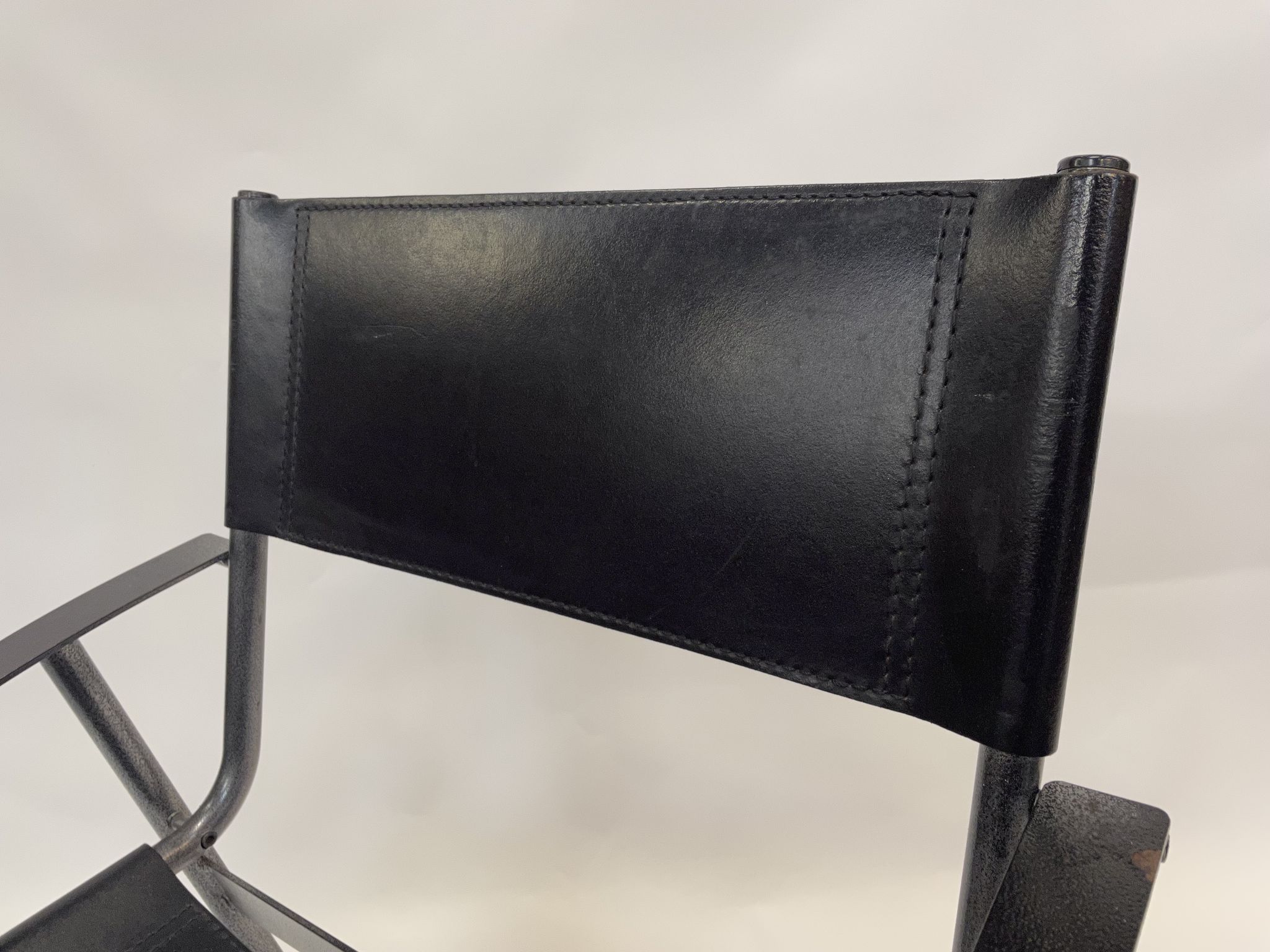 Chaise vintage en cuir et acier noir des années 1970