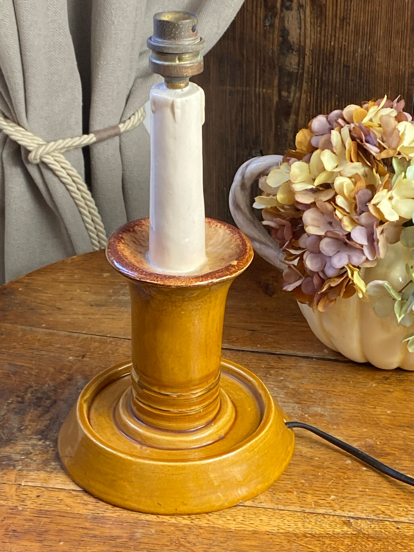 Candle holder-style lamp made entirely of ceramic.