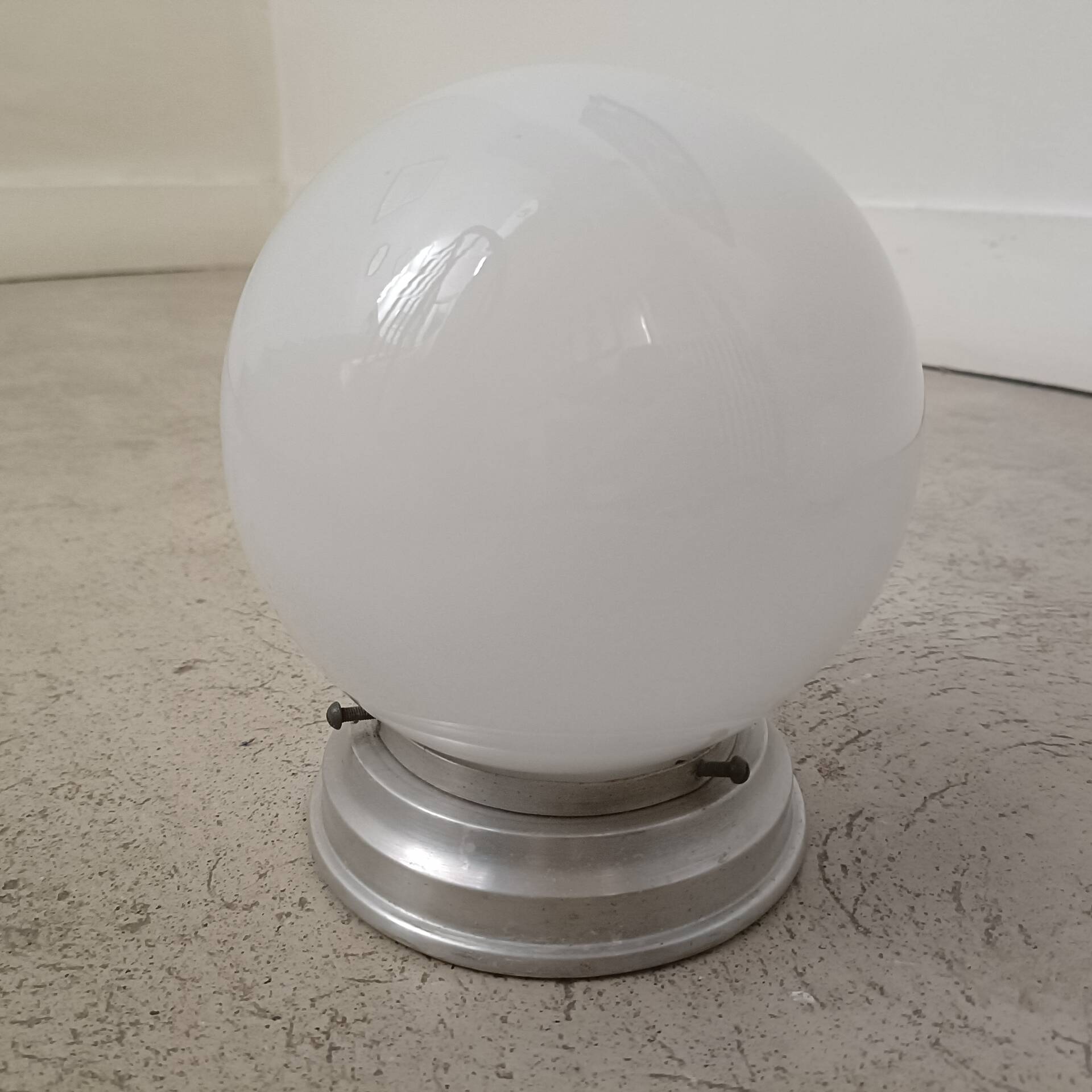 Applique, plafonnier boule opaline Art Déco