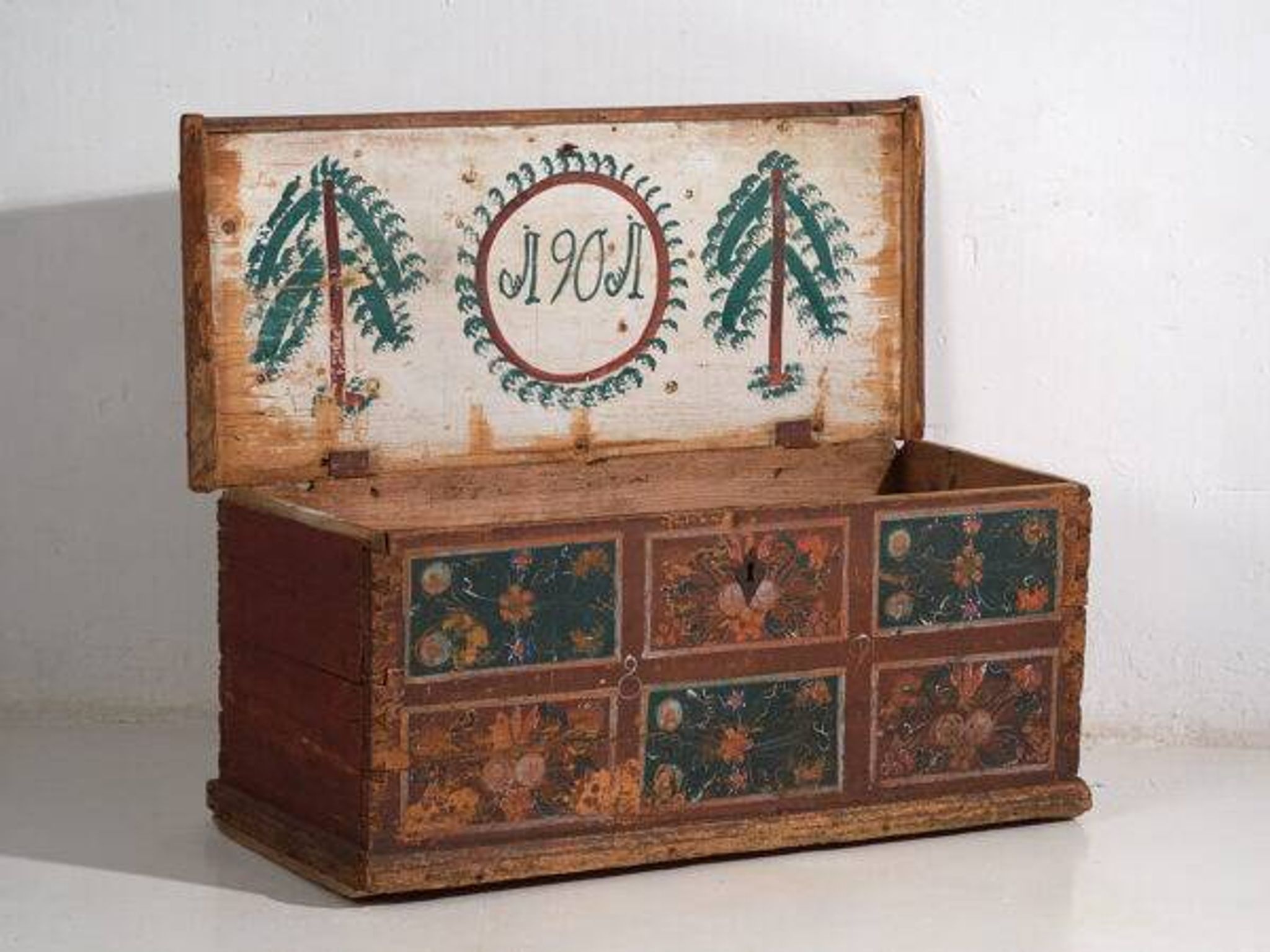 Antique storage trunk with floral decoration (circa 1895) #102