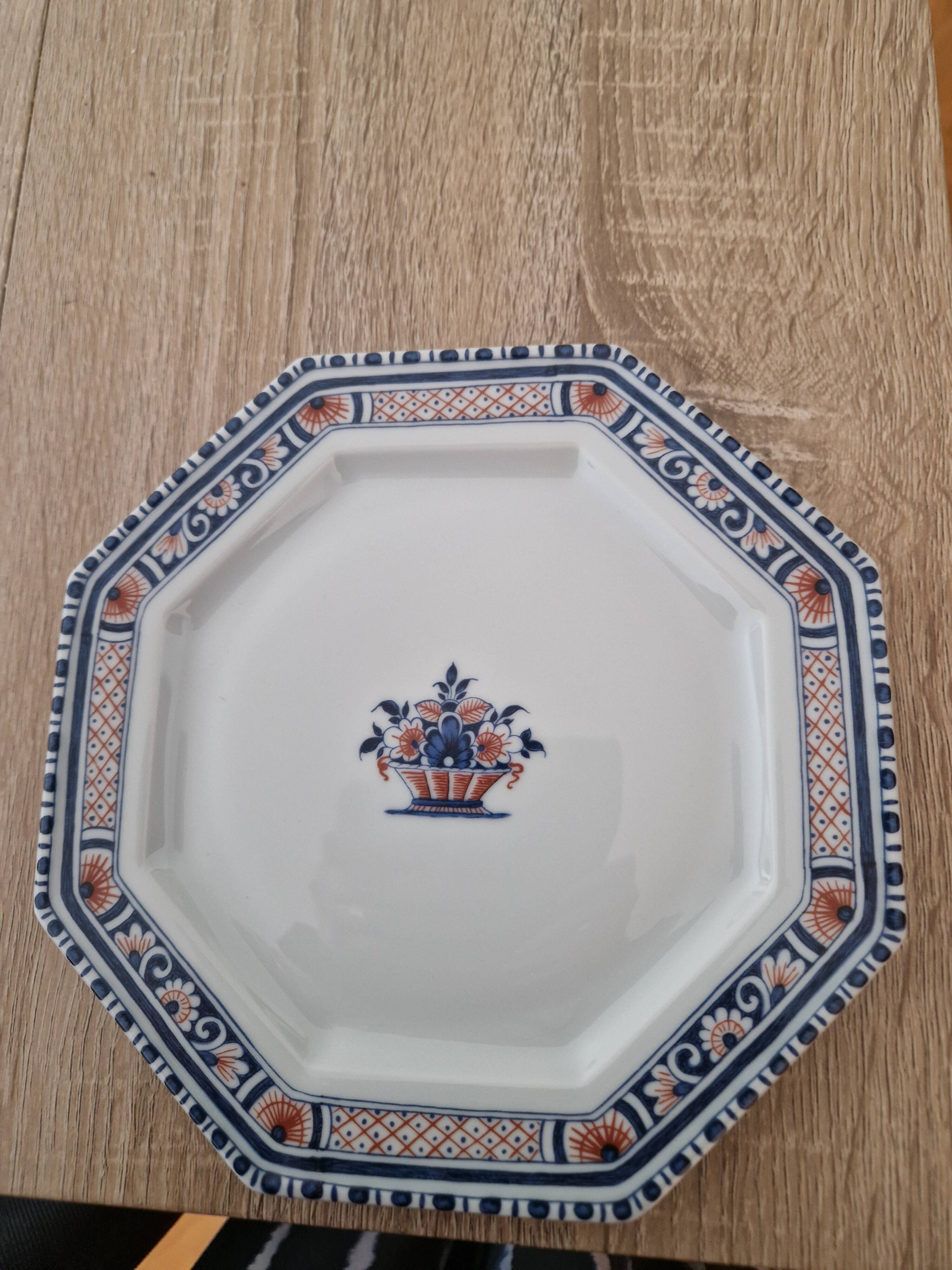 Set of Limoges porcelain dessert dishes.