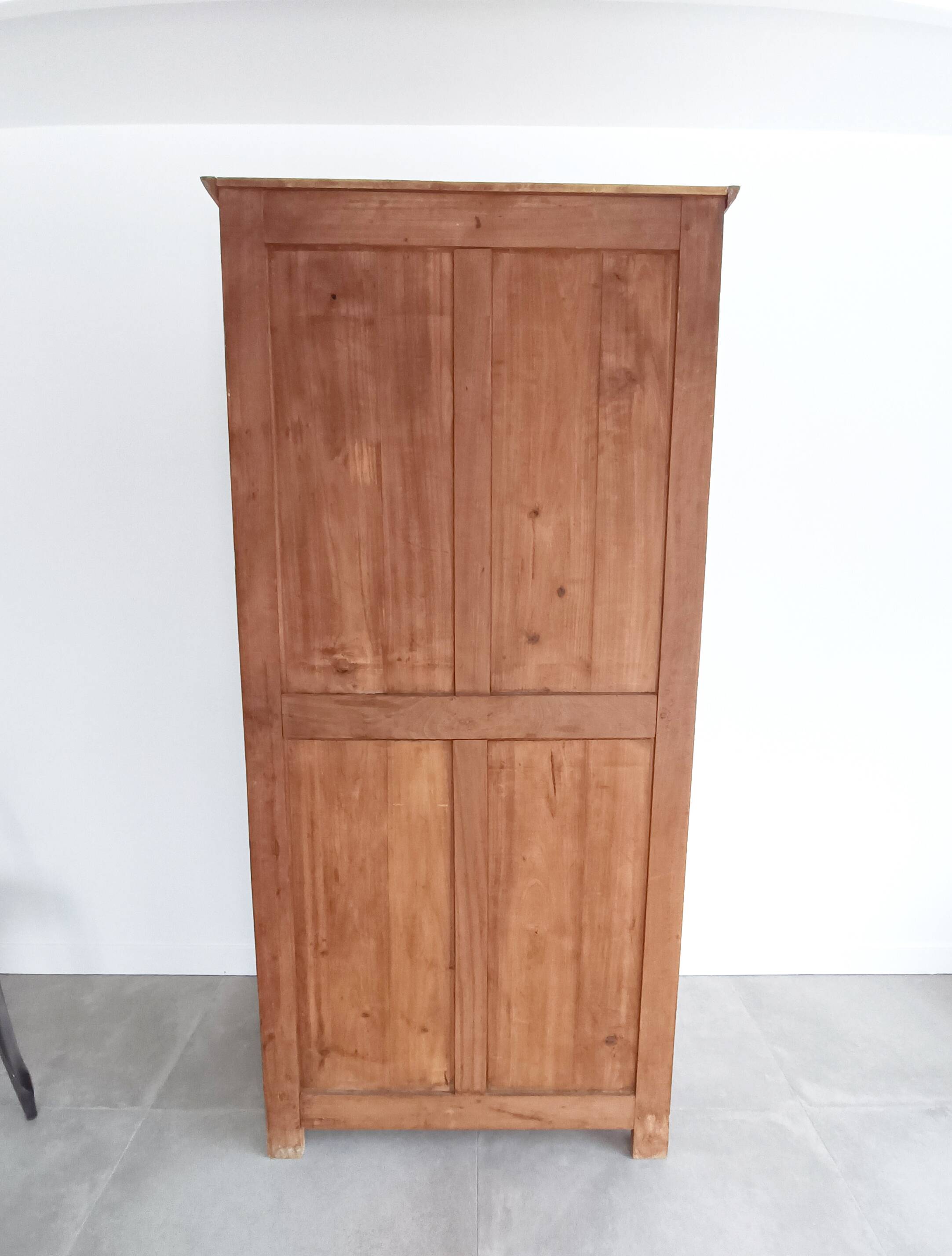 Parisian wardrobe from the early 20th century, 200 x 90 x 47, dowelled.