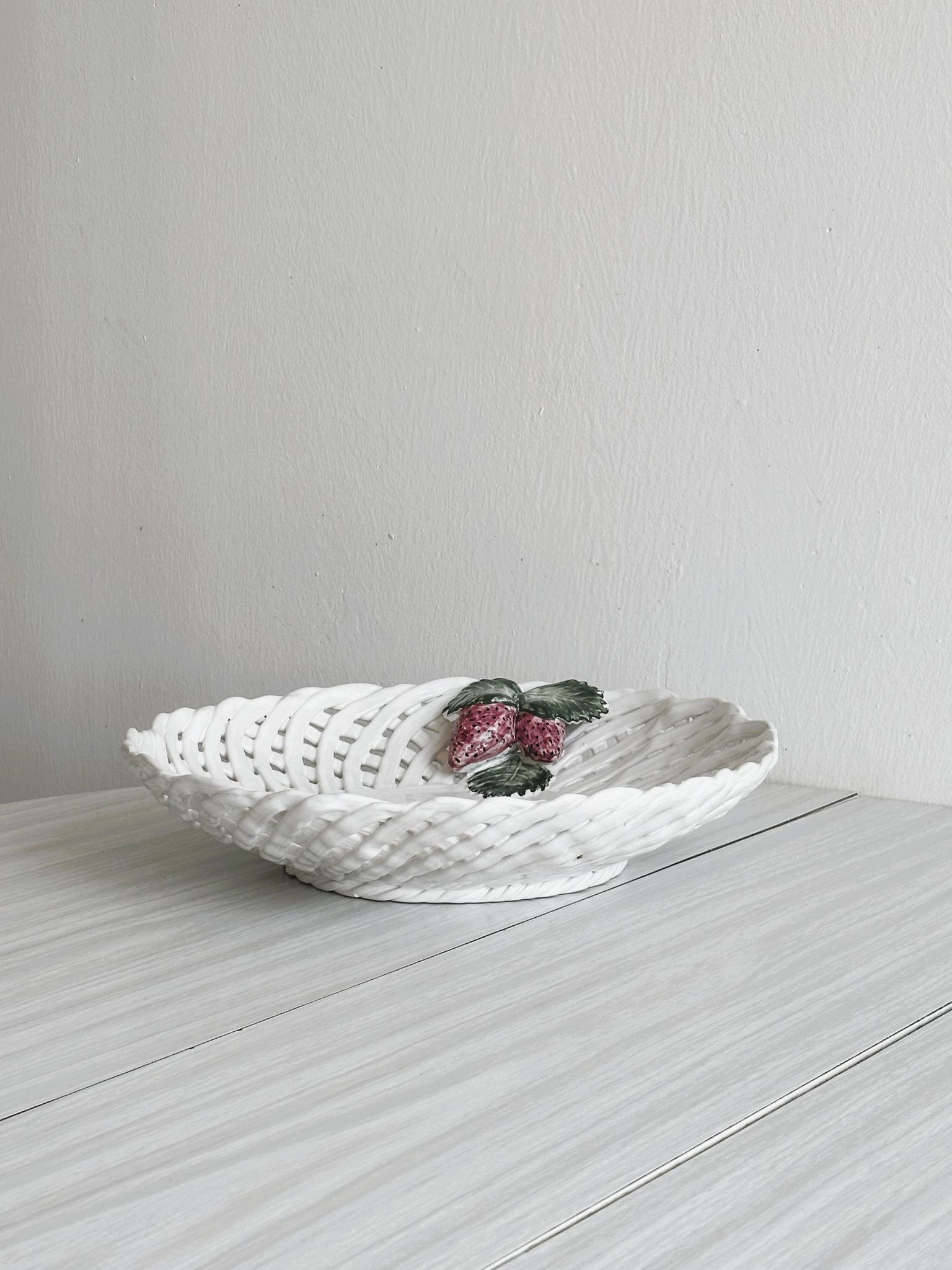 Corbeille en céramique blanche torsadée