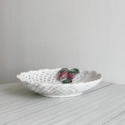 Corbeille en céramique blanche torsadée