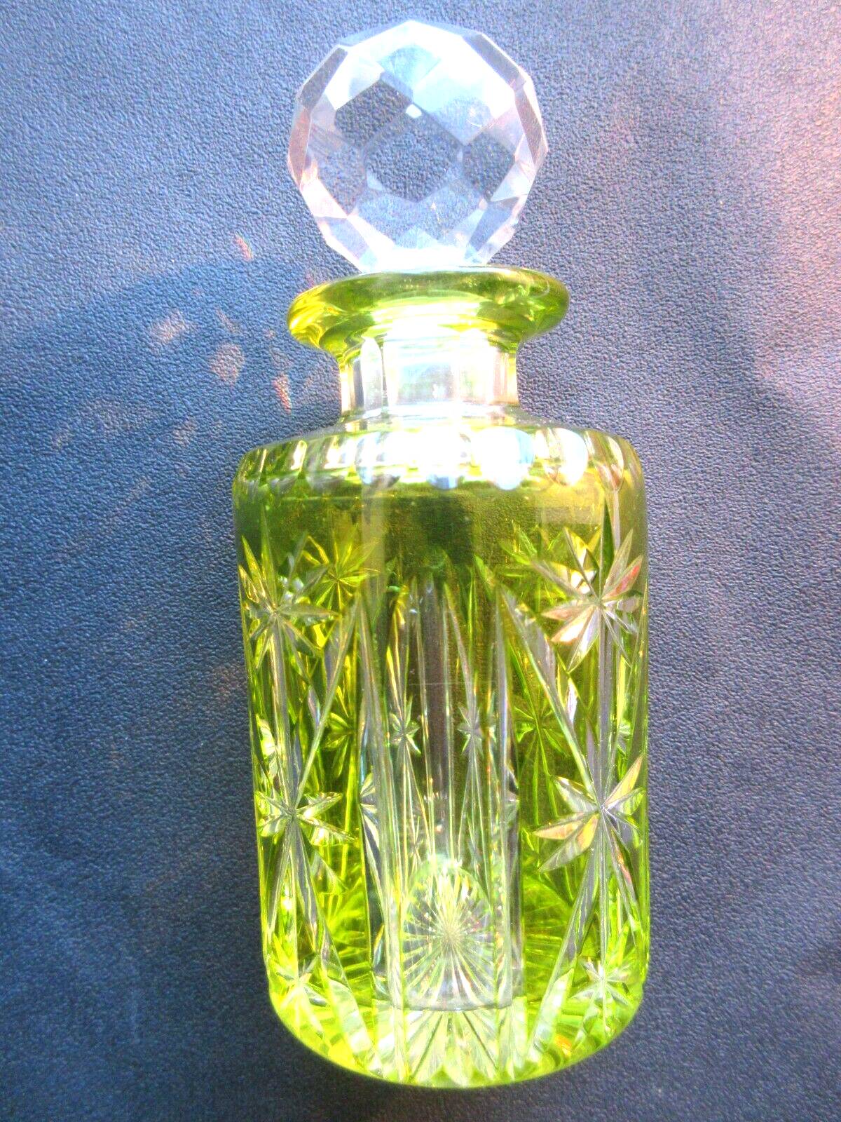 Flacon à parfum verre jaune ouraline, ciselé blanc, Val St Lambert ou St Louis