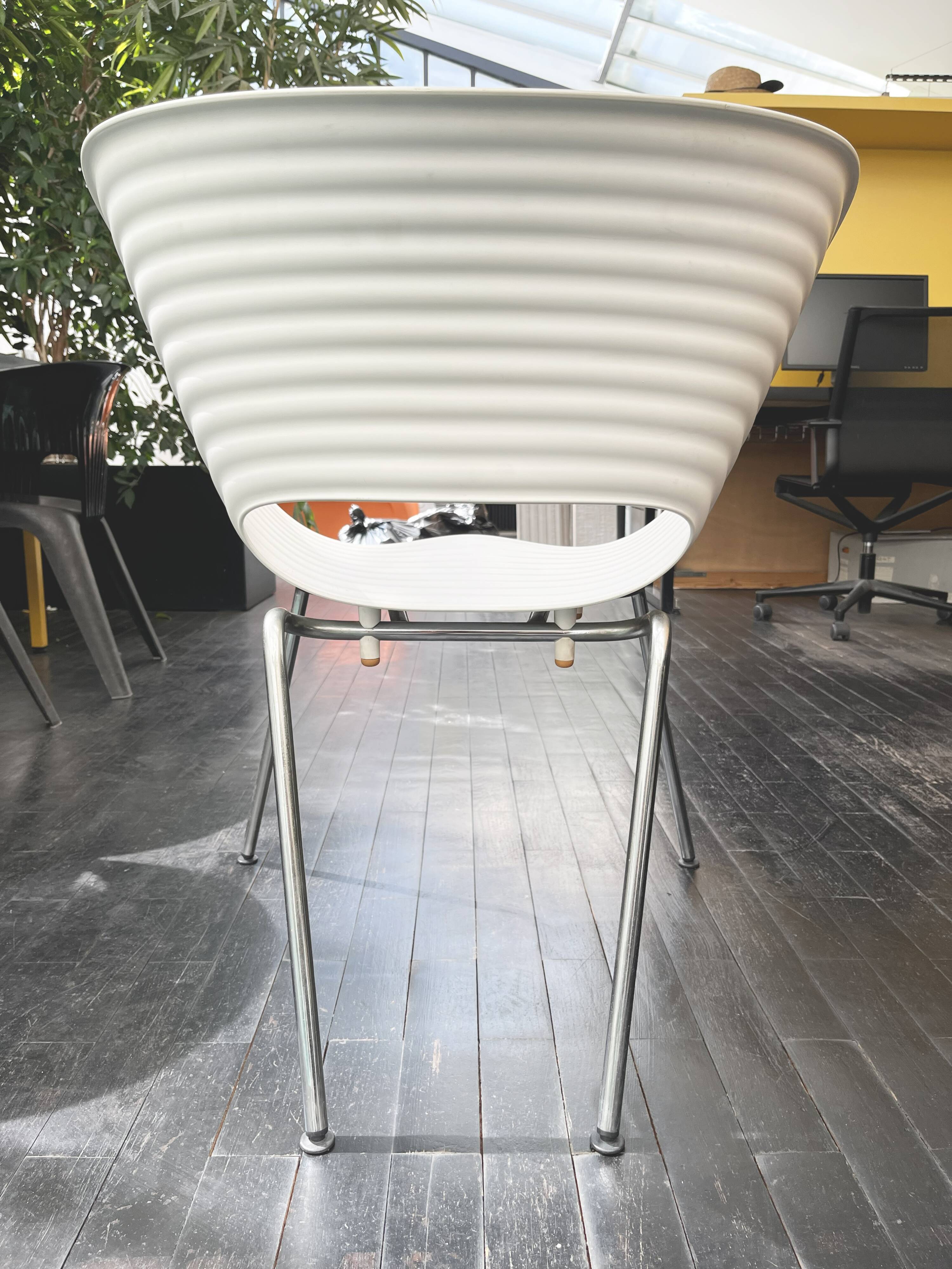 4 Tom Vac chairs designed by Ron Arad with a white round table of 110cm.