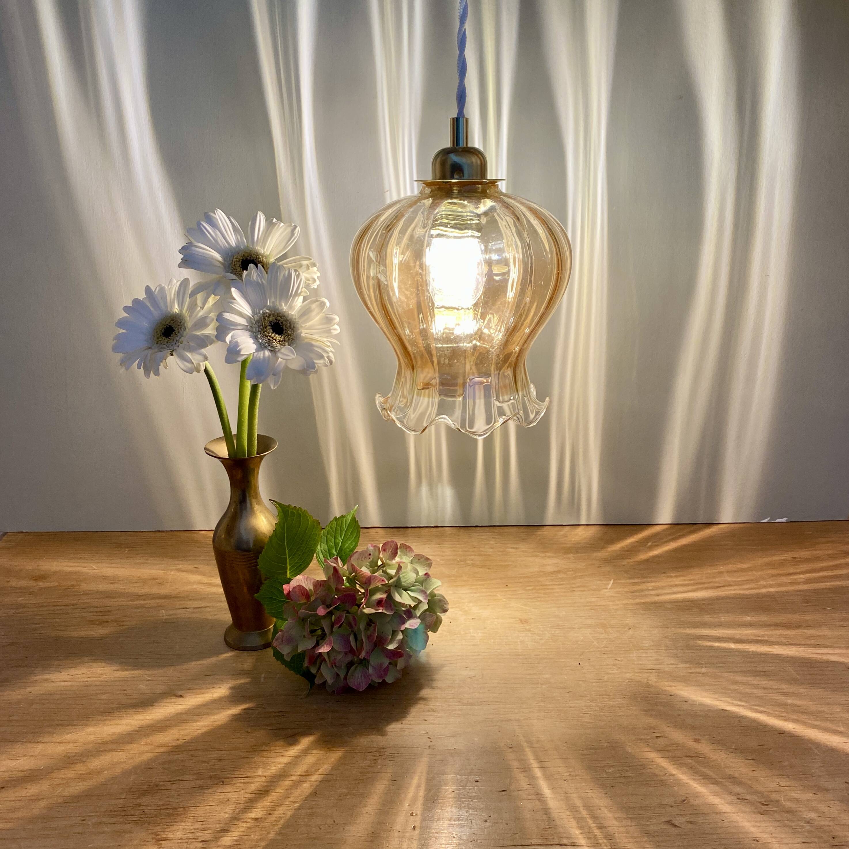 Susspension globe vintage en verre ambré légèrement nacré