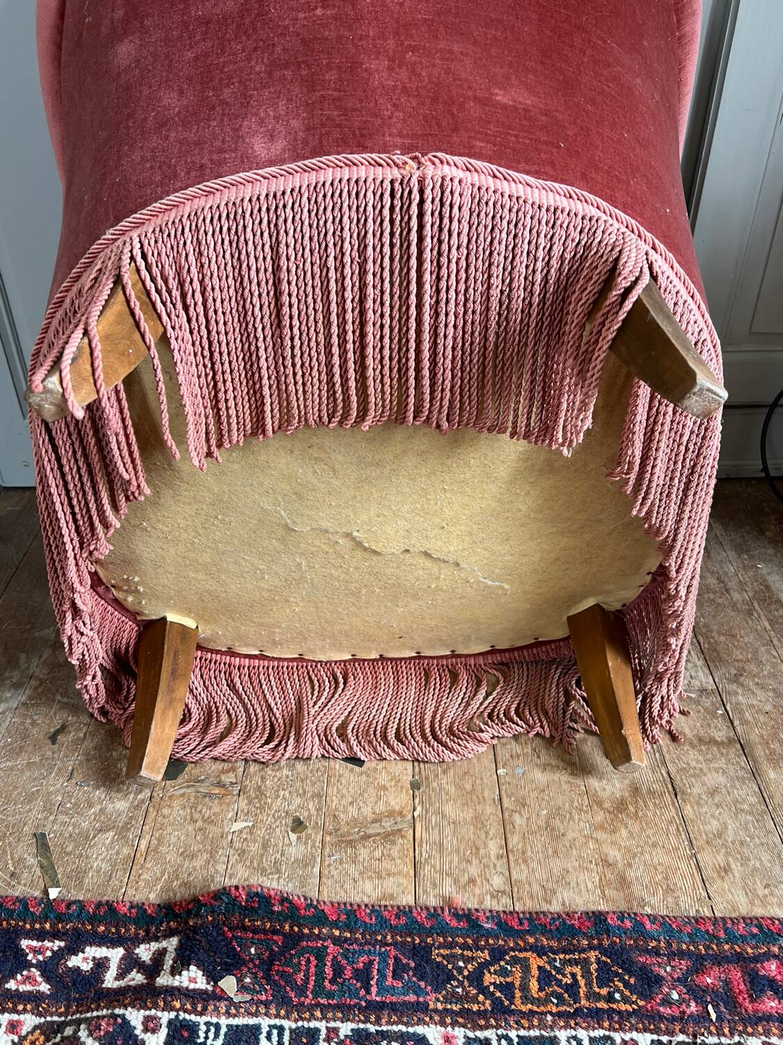 Pink velvet toad chair