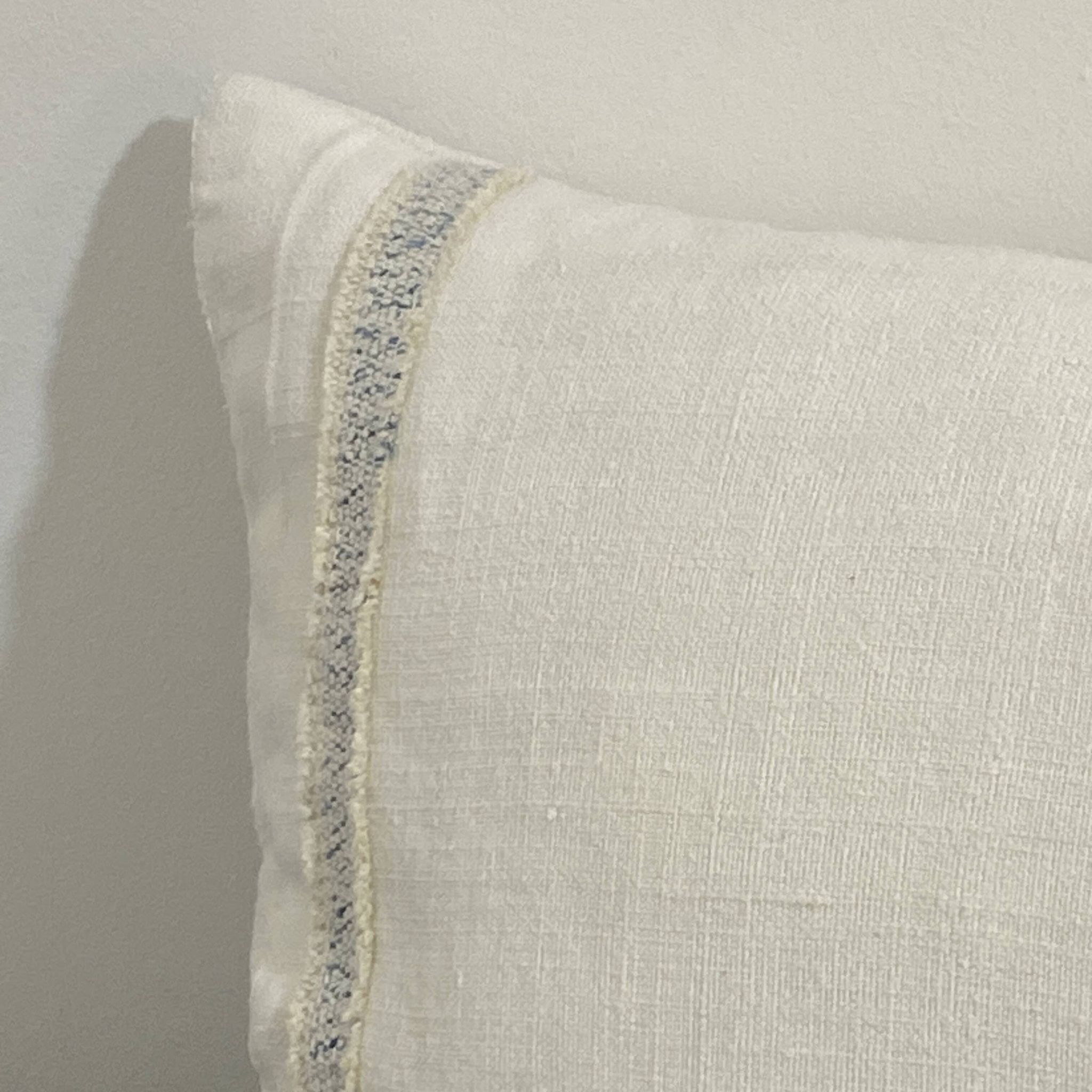 Coussin artisanal en toile ancienne style Kilim