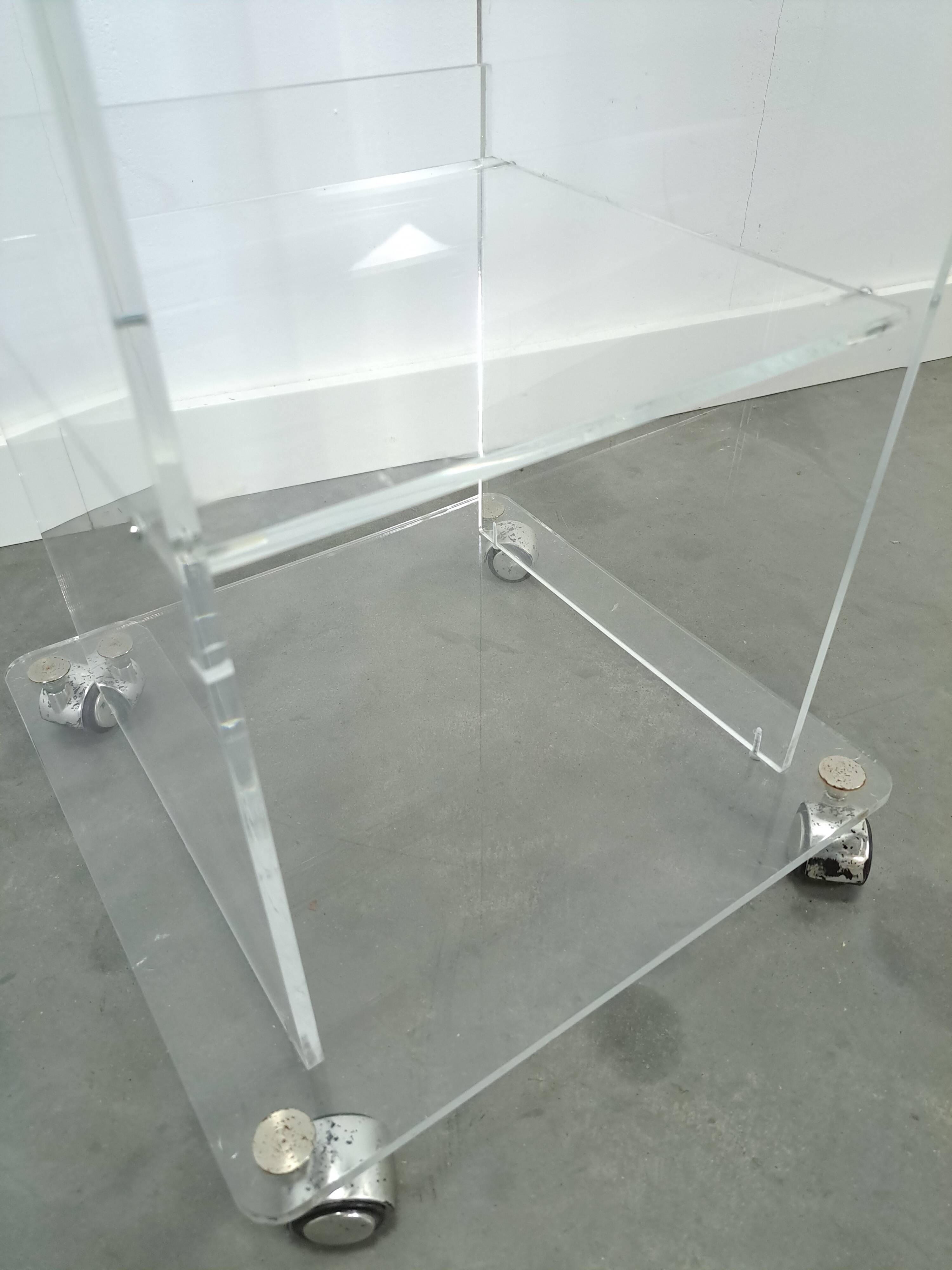 Armoire de rangement en plexiglas sur roulettes