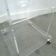 Armoire de rangement en plexiglas sur roulettes