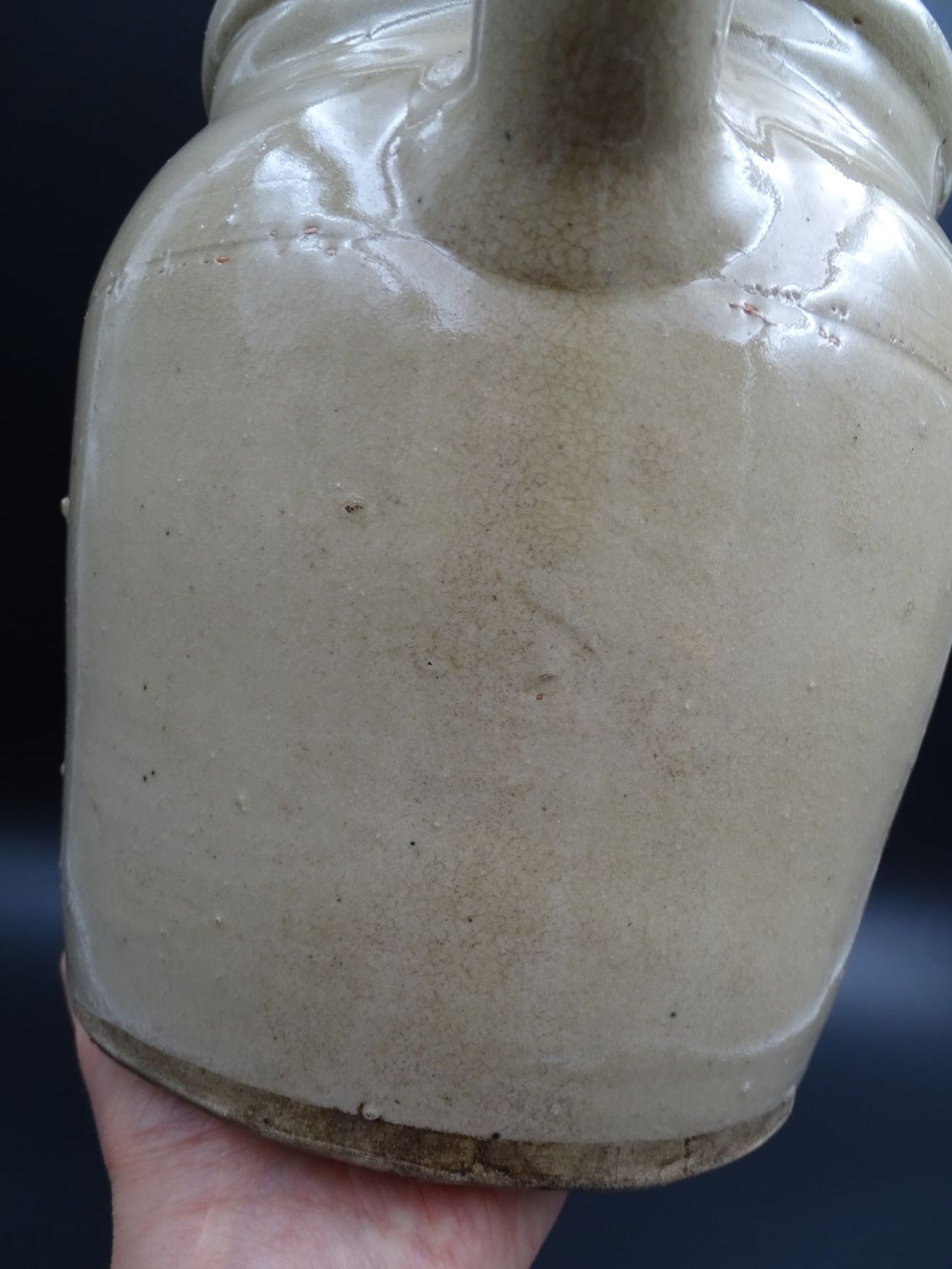 Grease pot with burgundy sandstone spout