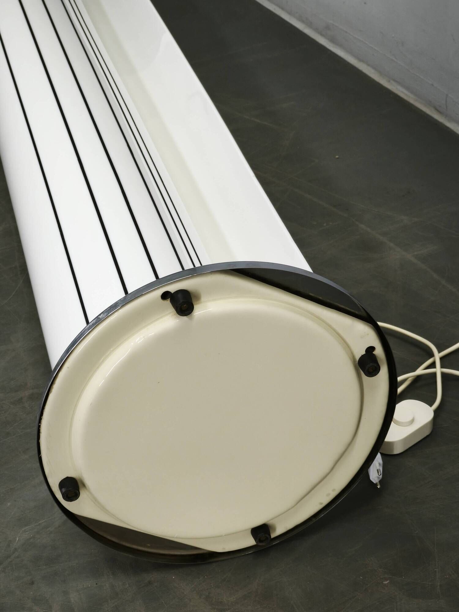 Lampadaire postmoderne sculptural en acrylique opalin, Italie années 1980