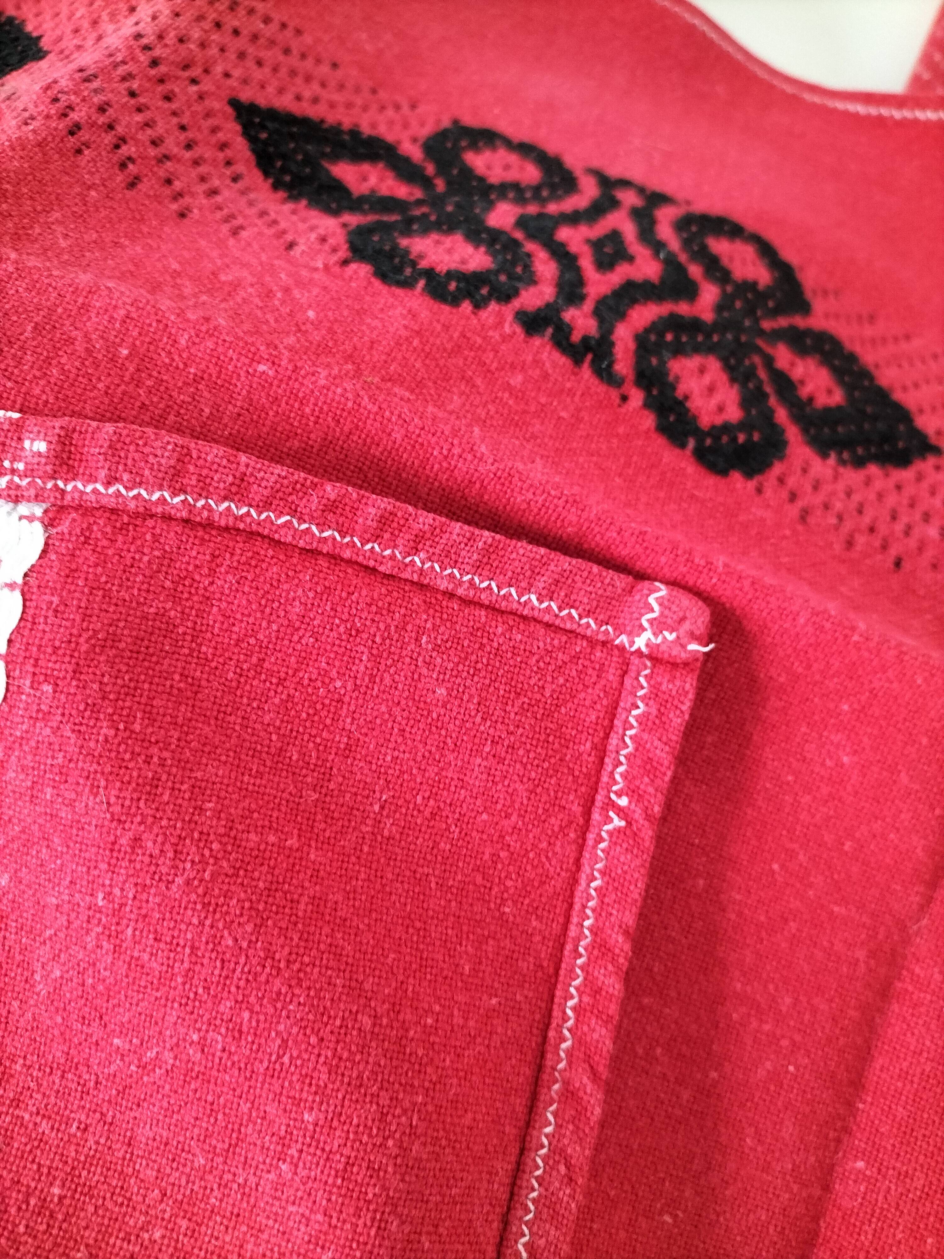 Vintage graphic red tablecloth and 8 matching napkins.