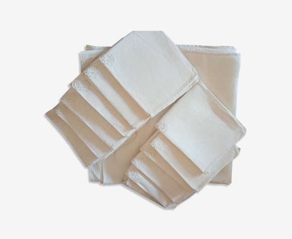 Nappe et ses 12 serviettes damasees décors floral rocaille brodé monogramme