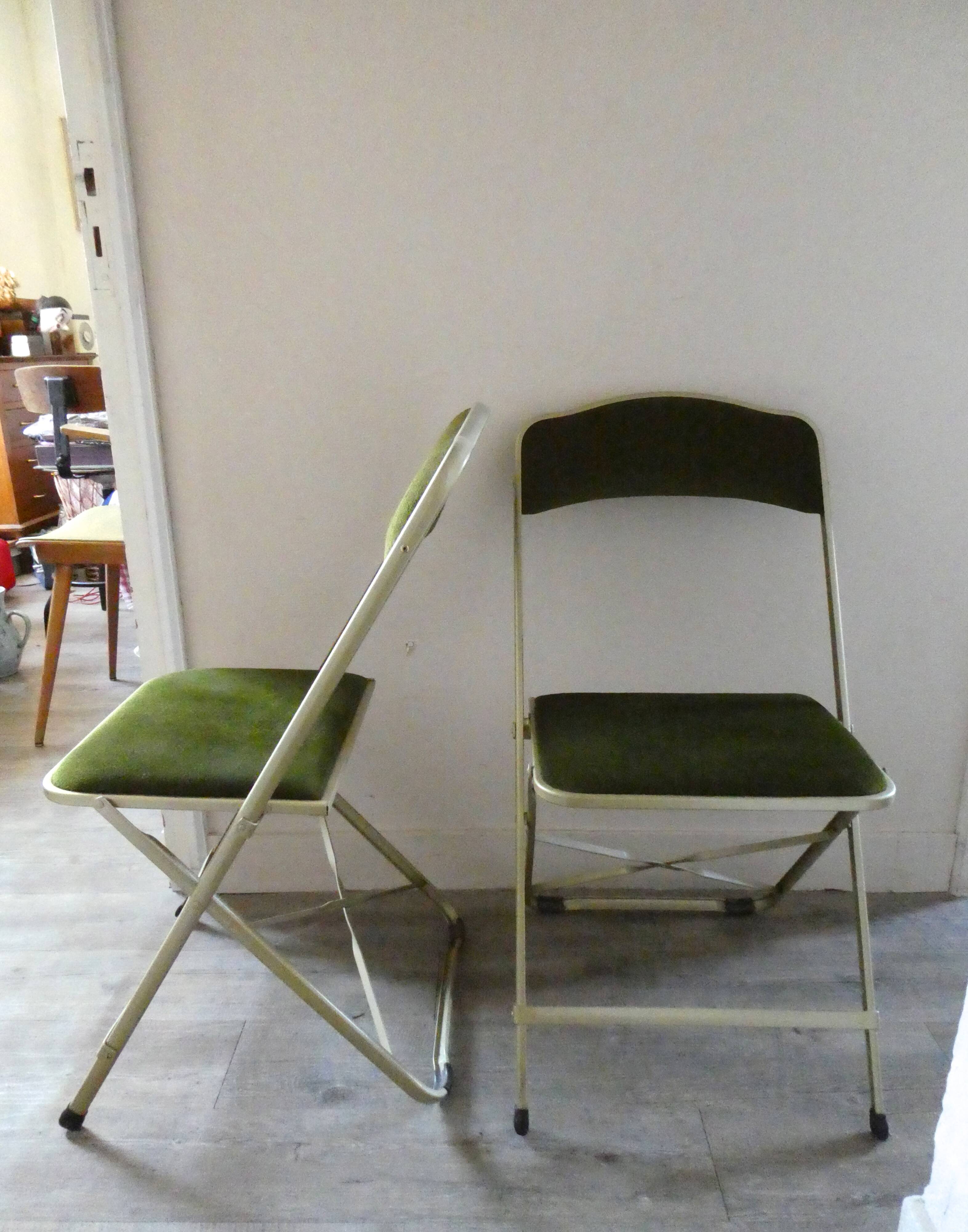 Paire de chaises pliantes en velours vert kaki