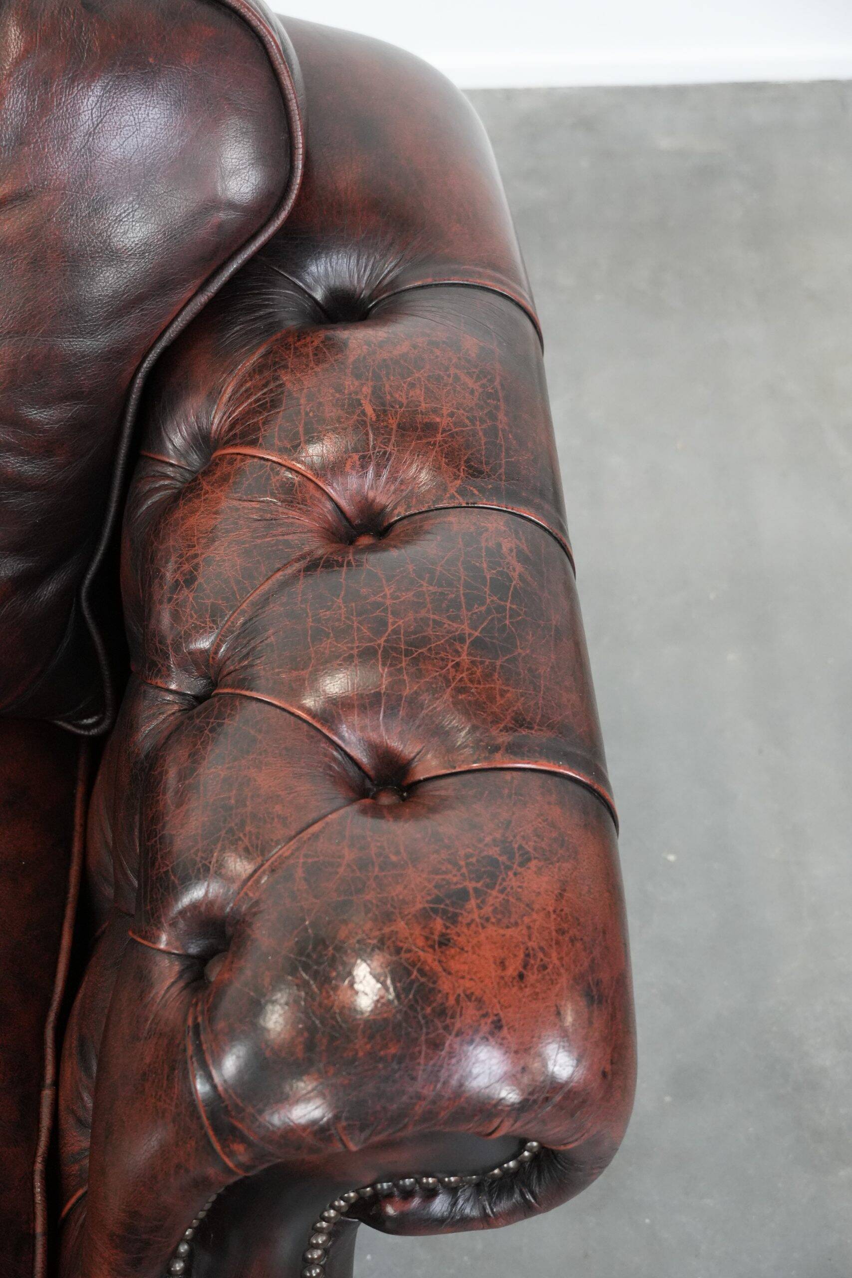 Fauteuil Chesterfield en cuir marbré rouge de style anglais