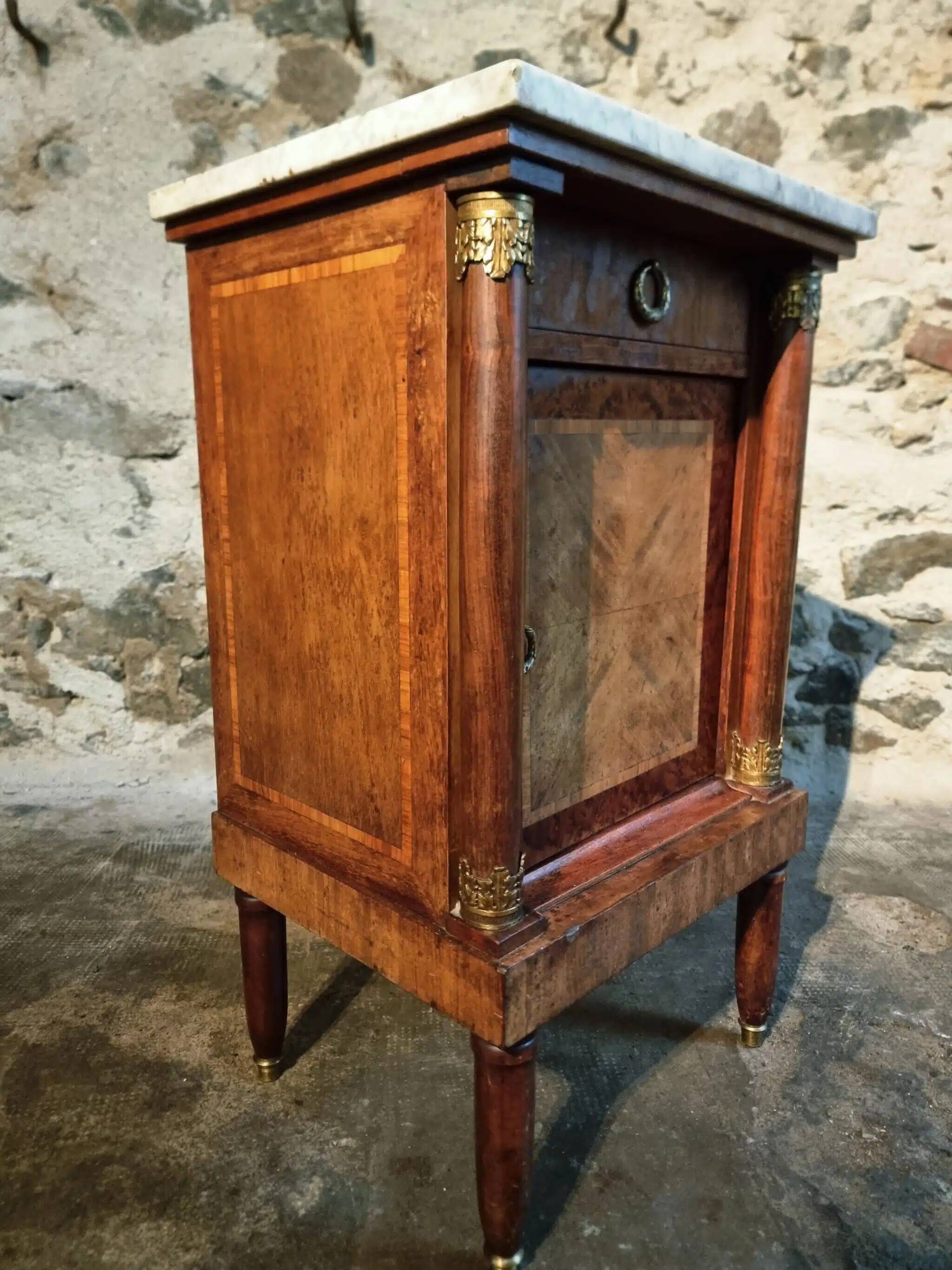 Table de chevet Empire français avec dessus en marbre